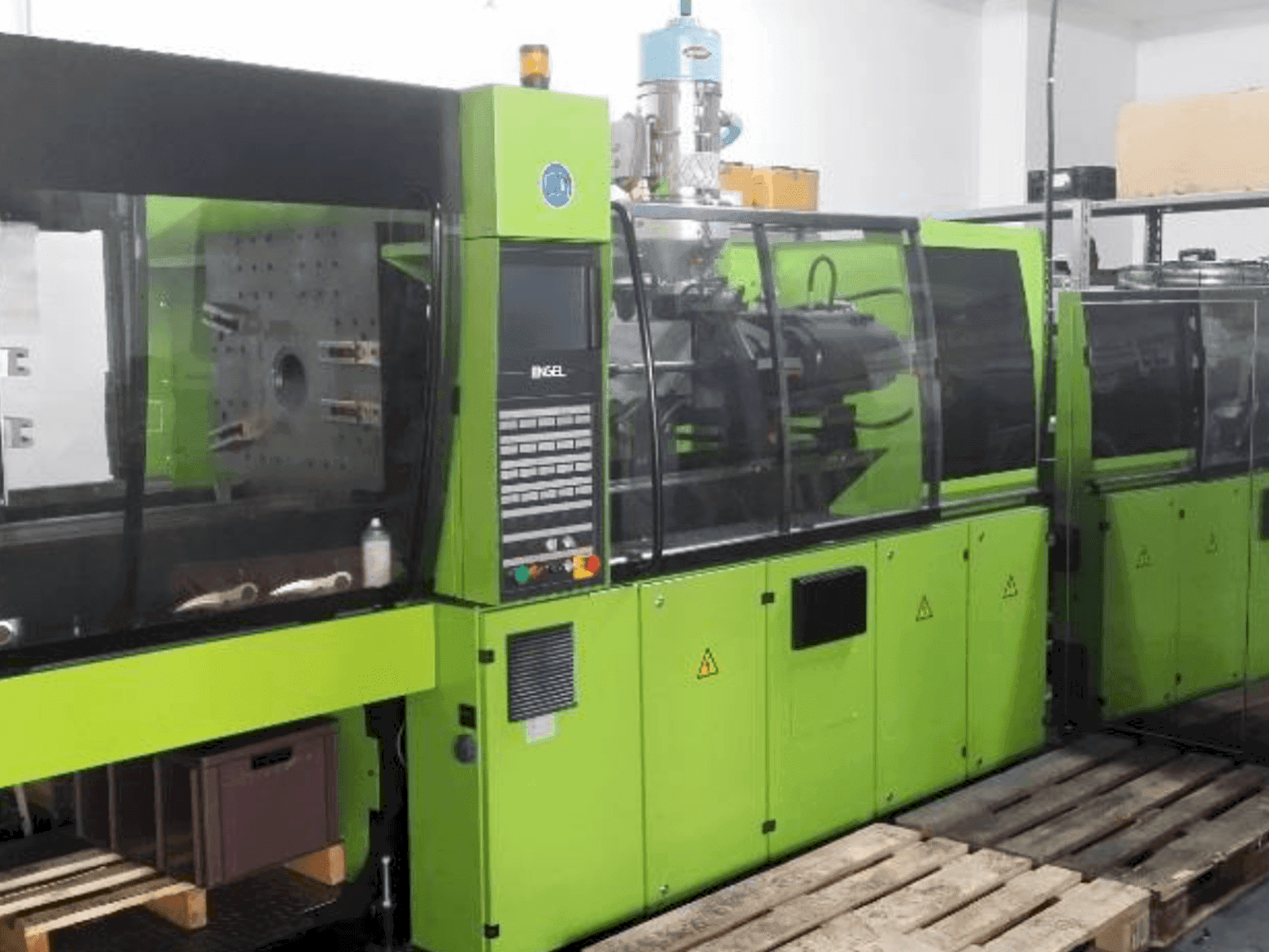 Čelní pohled  na ENGEL VC 750/150  stroj