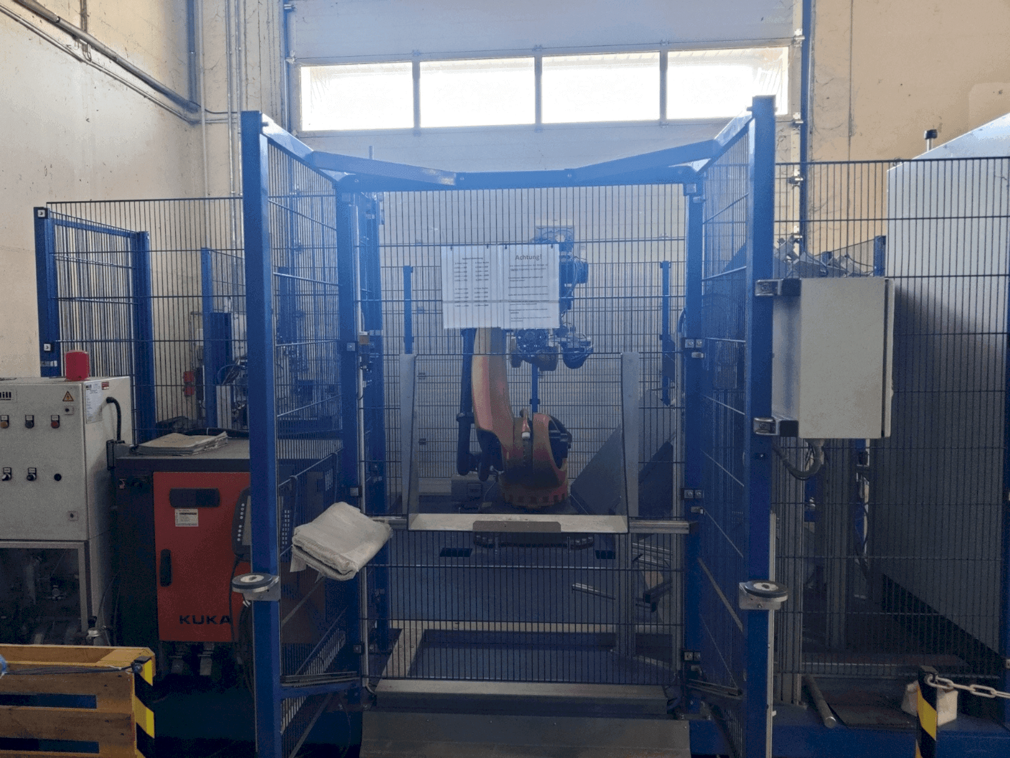 Čelní pohled  na KUKA KR 120 R 2500 pro  stroj