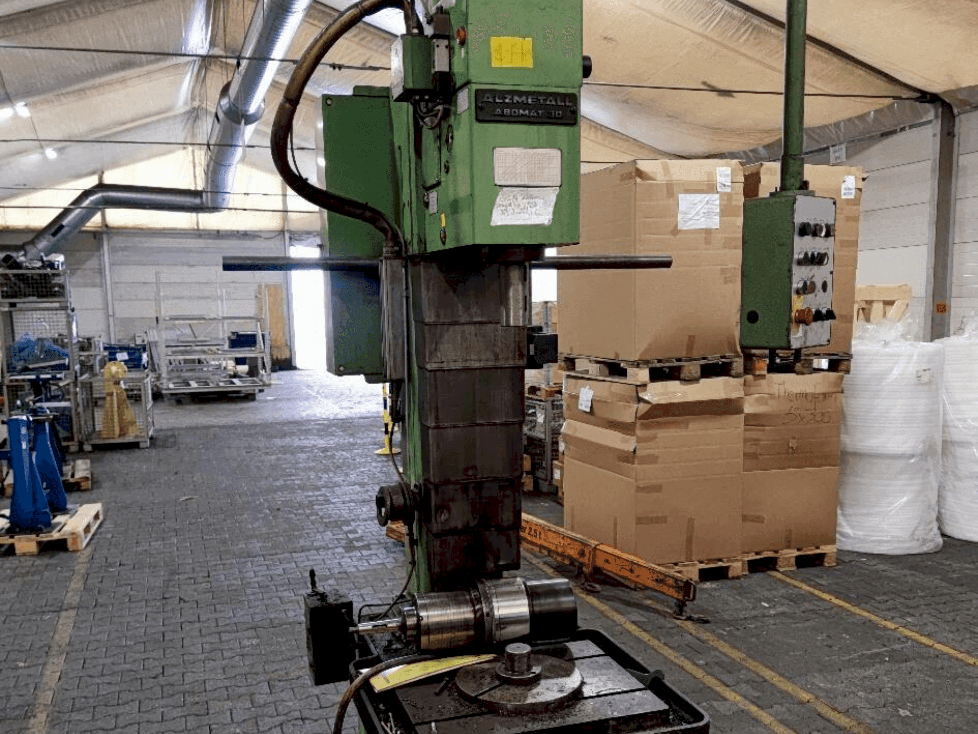 Čelní pohled  na Alzmetall Abomat 30  stroj