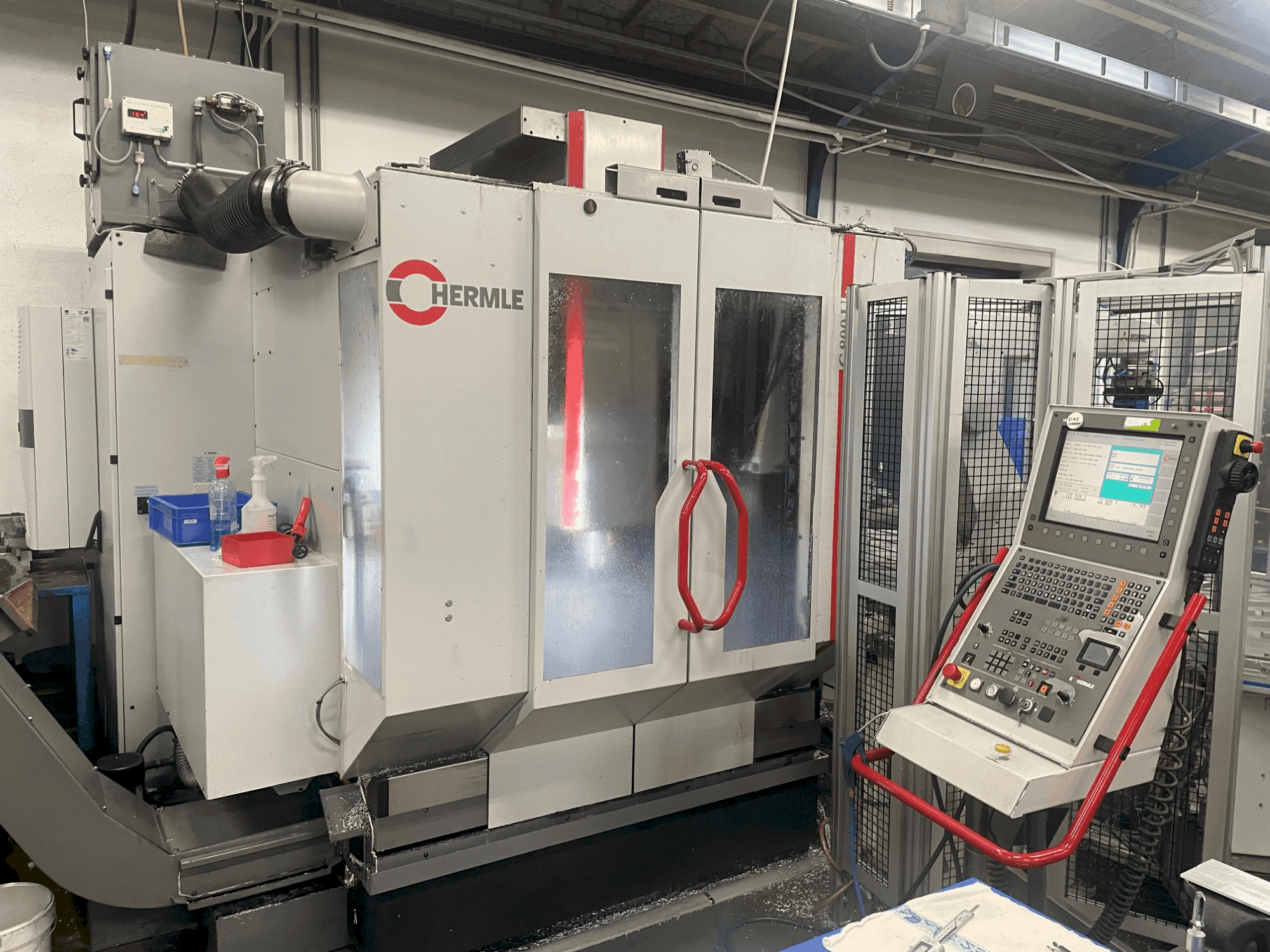 Čelní pohled  na HERMLE C 800 U  stroj