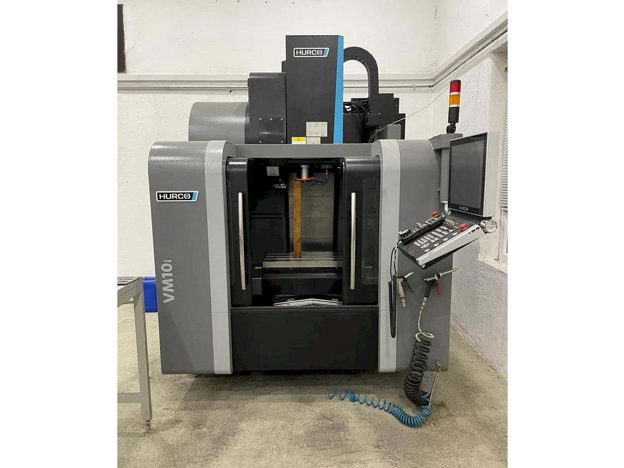 Čelní pohled  na Hurco VM 10 i  stroj