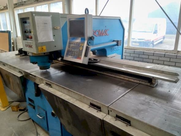 Čelní pohled  na Euromac CX 1000/30  stroj