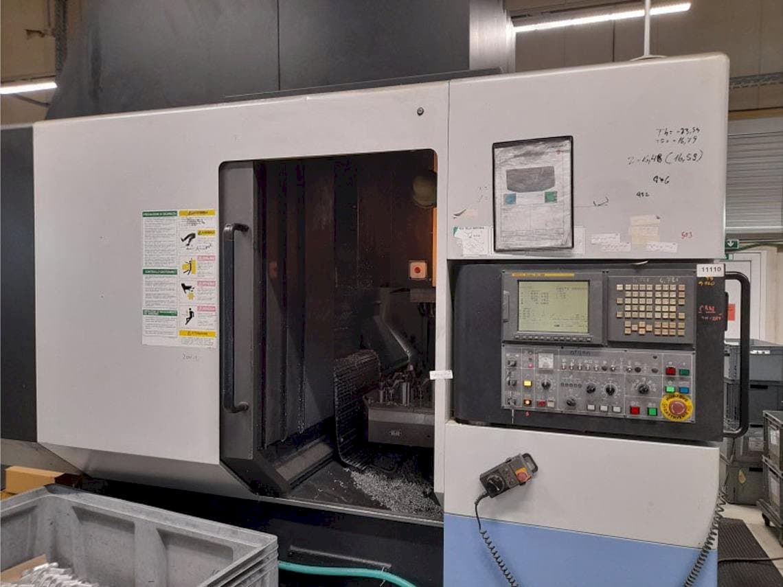 Čelní pohled  na Doosan VC 500  stroj