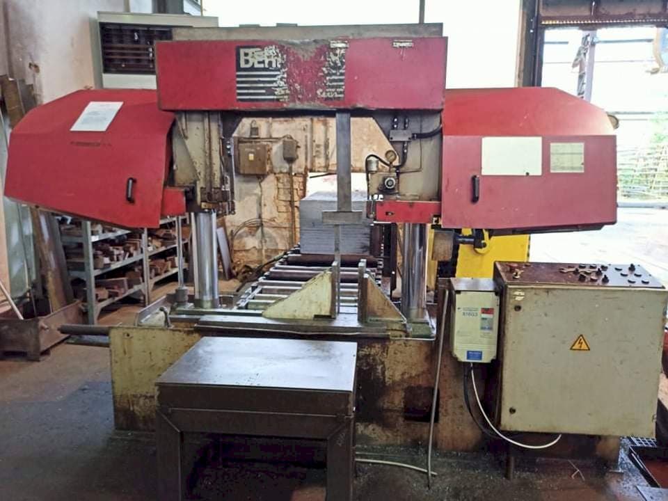 Čelní pohled  na Behringer HBP 530  stroj