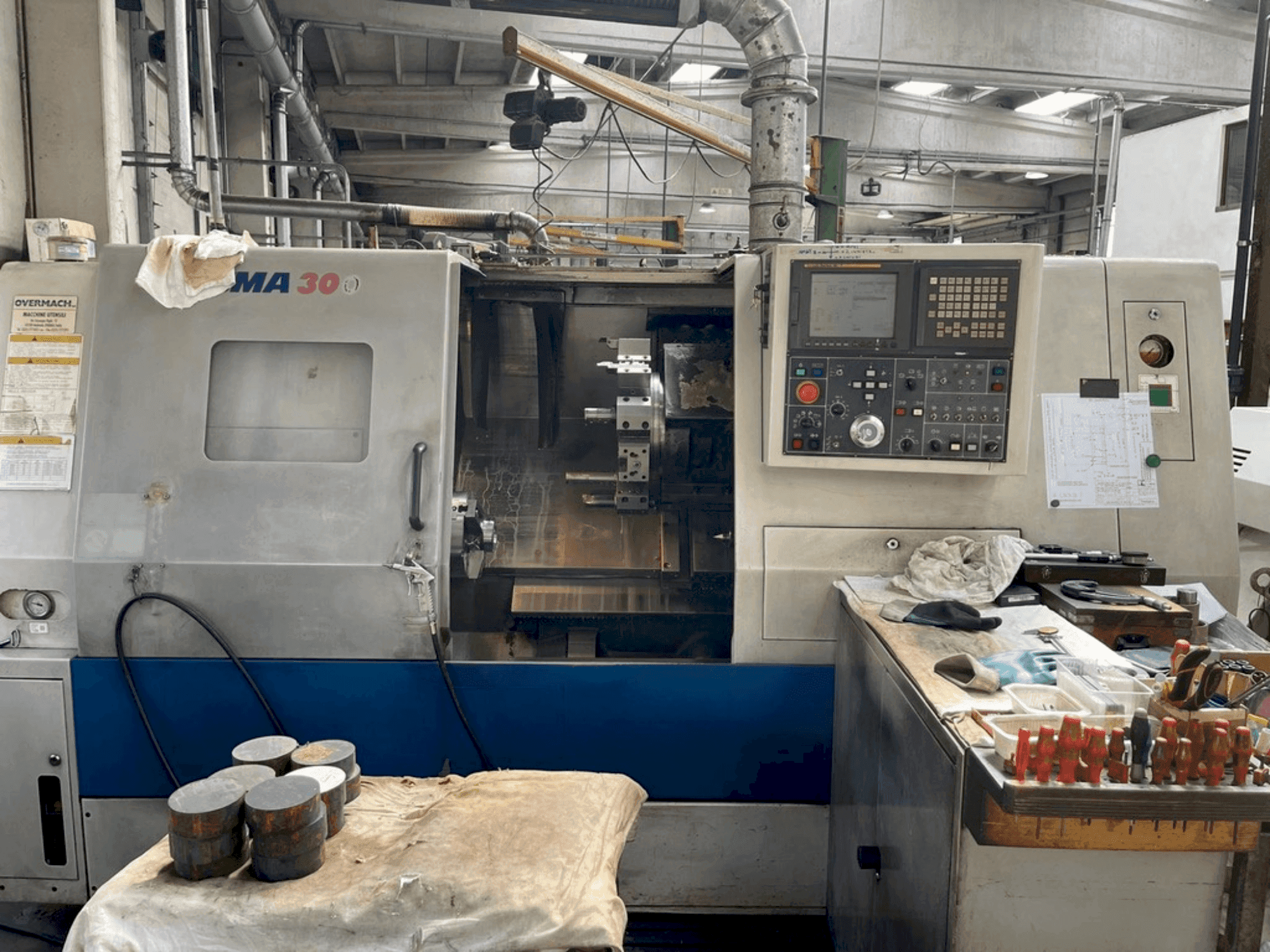 Čelní pohled  na DAEWOO PUMA 300B  stroj