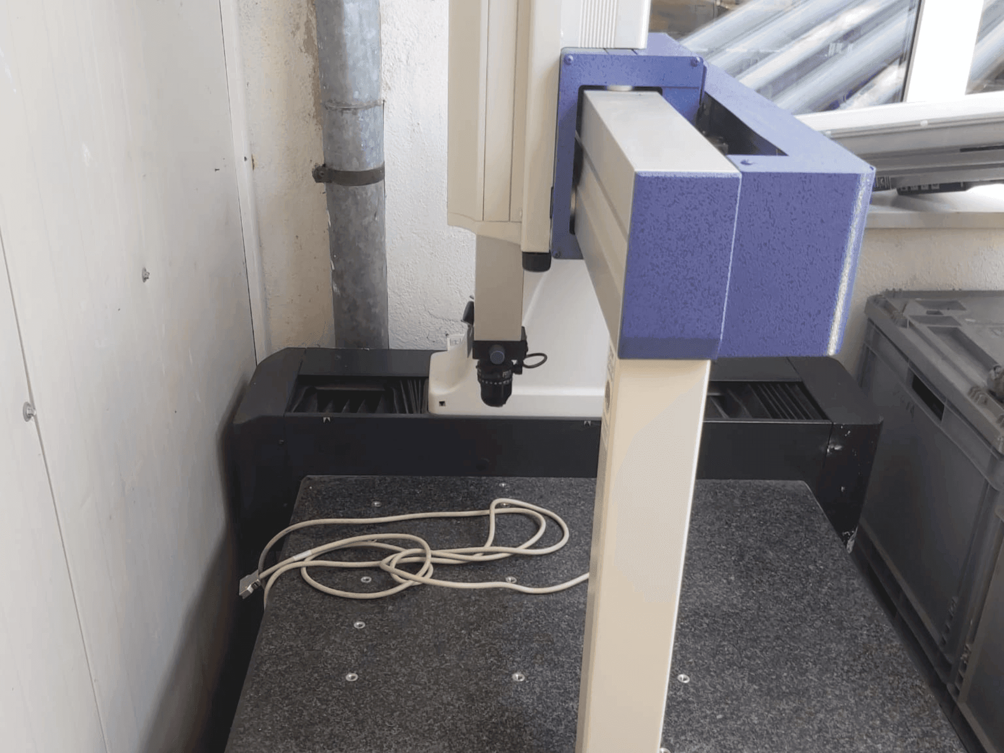 Čelní pohled  na Mitutoyo Crysta-Plus M443  stroj