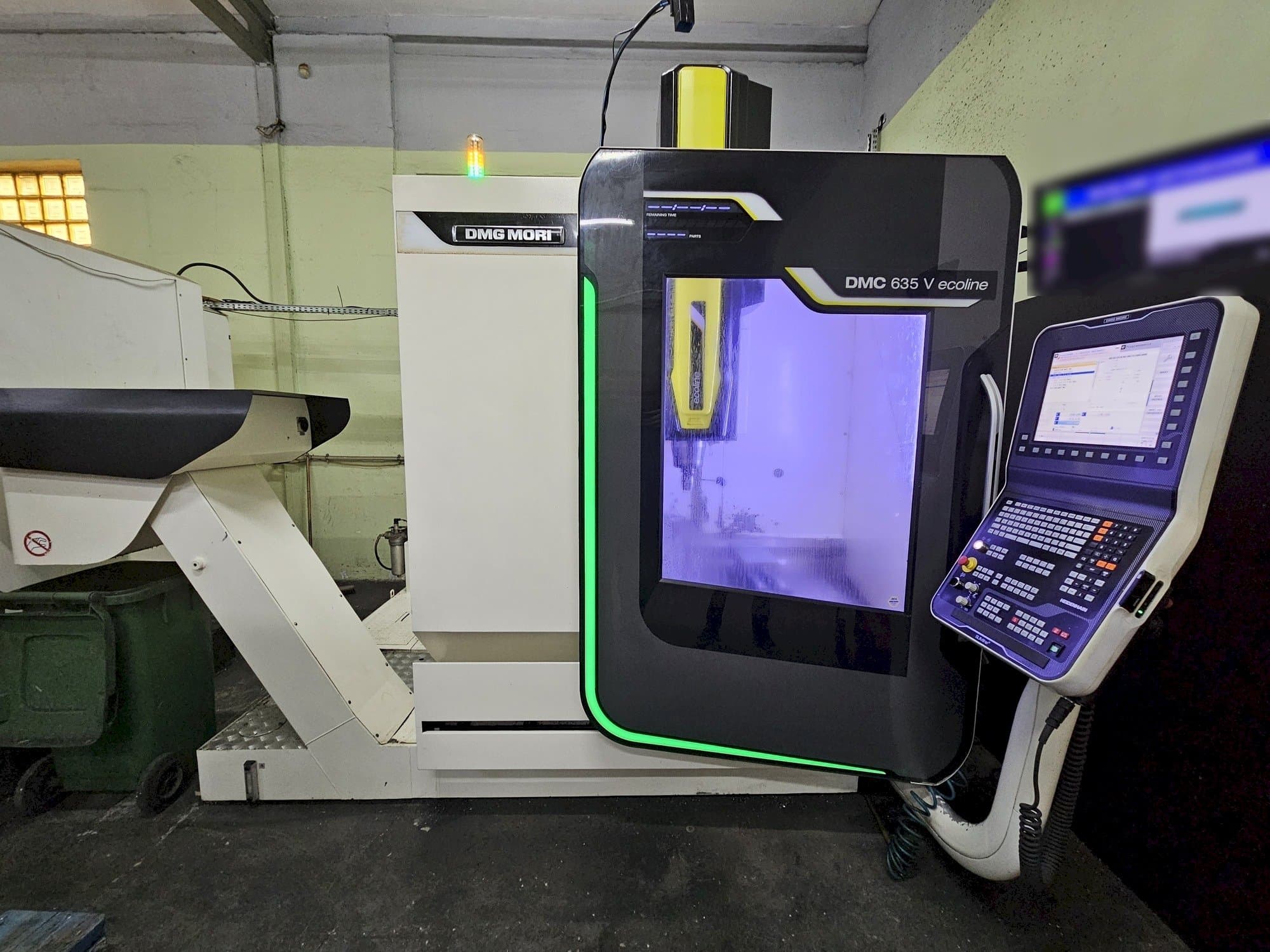 Čelní pohled  na DMG MORI DMC 635V ecoline  stroj