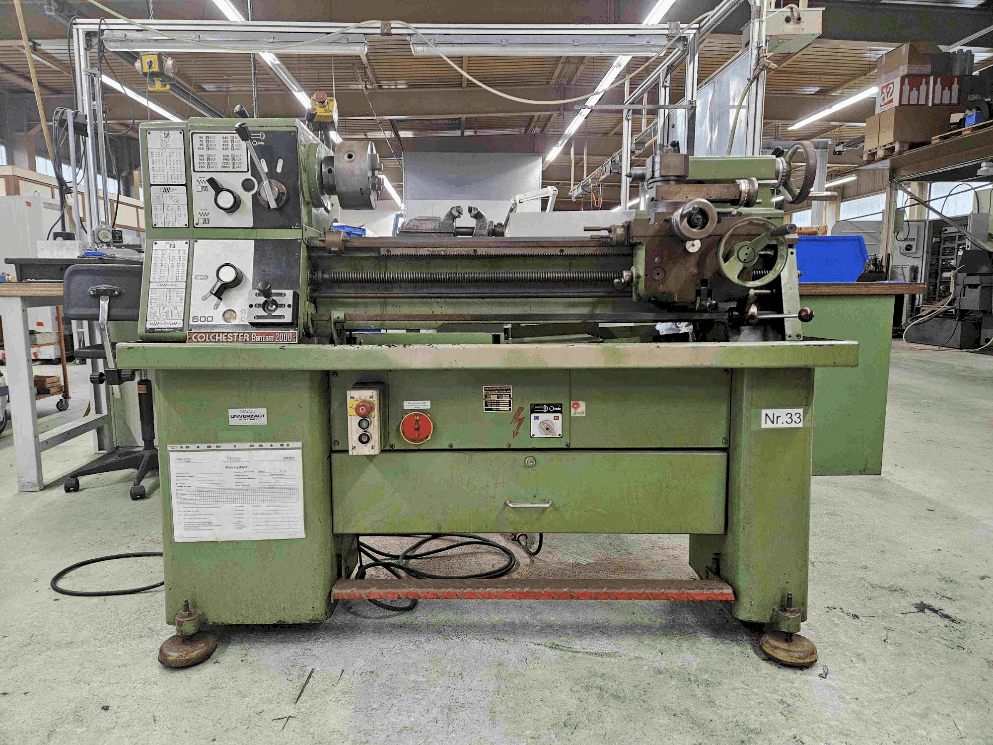 Čelní pohled  na Colchester Bantam 2000  stroj