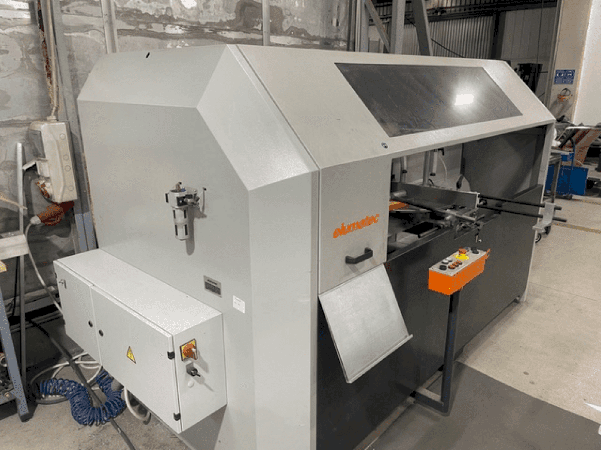 Čelní pohled  na Elumatec AKS134/64  stroj