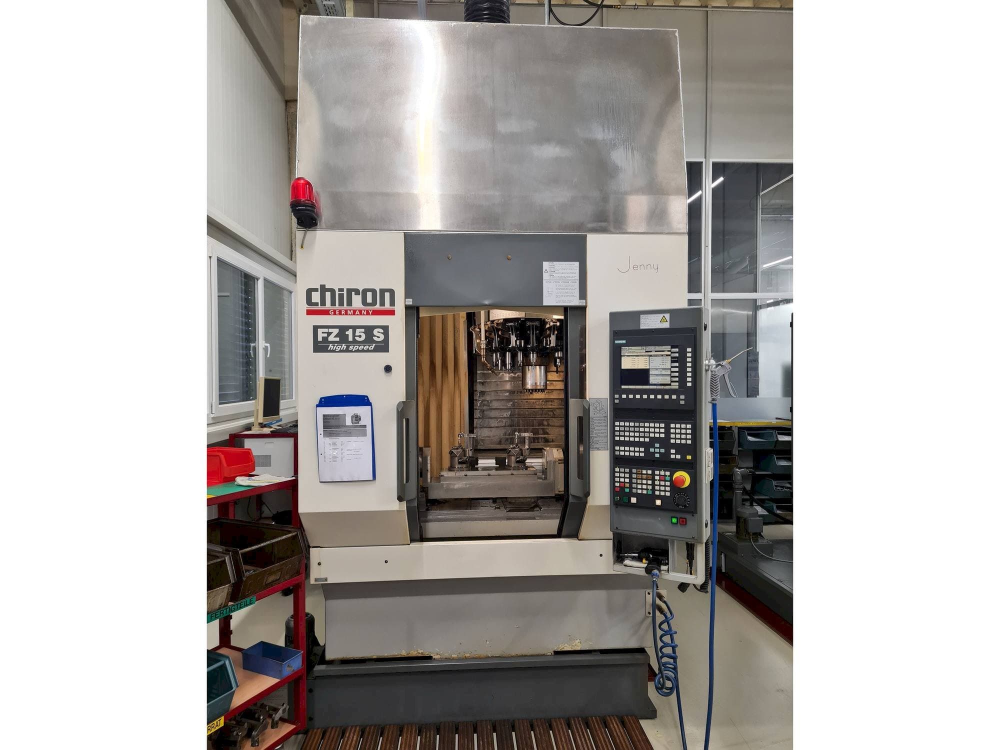 Čelní pohled  na CHIRON FZ 15 S  stroj