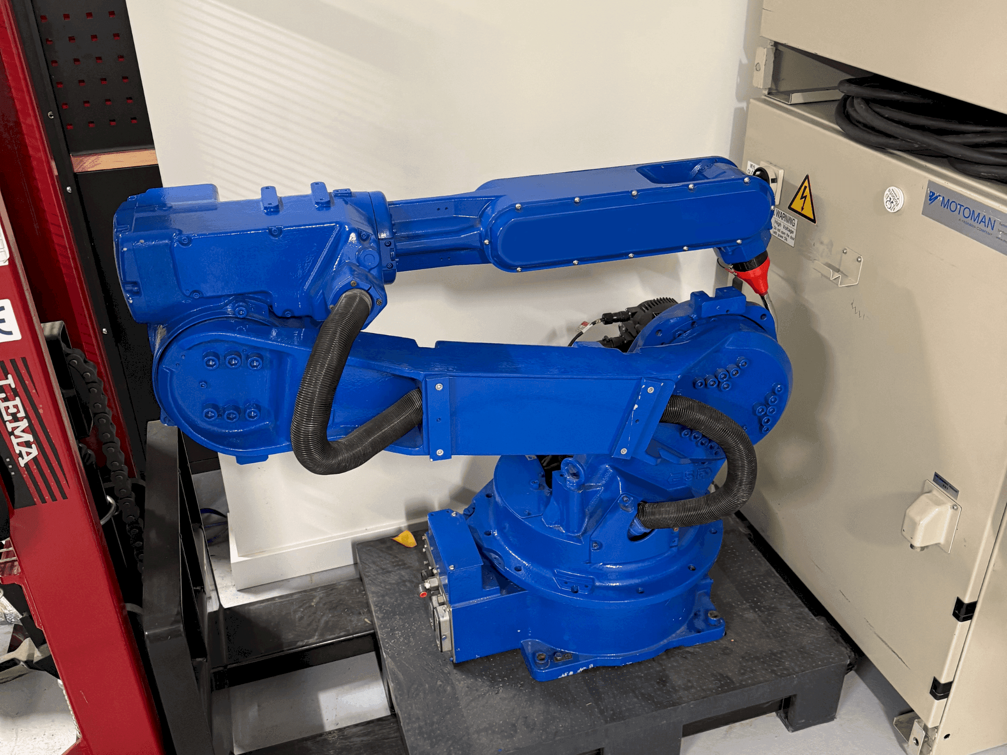 Čelní pohled  na Yaskawa Motoman YR HP 20D  stroj