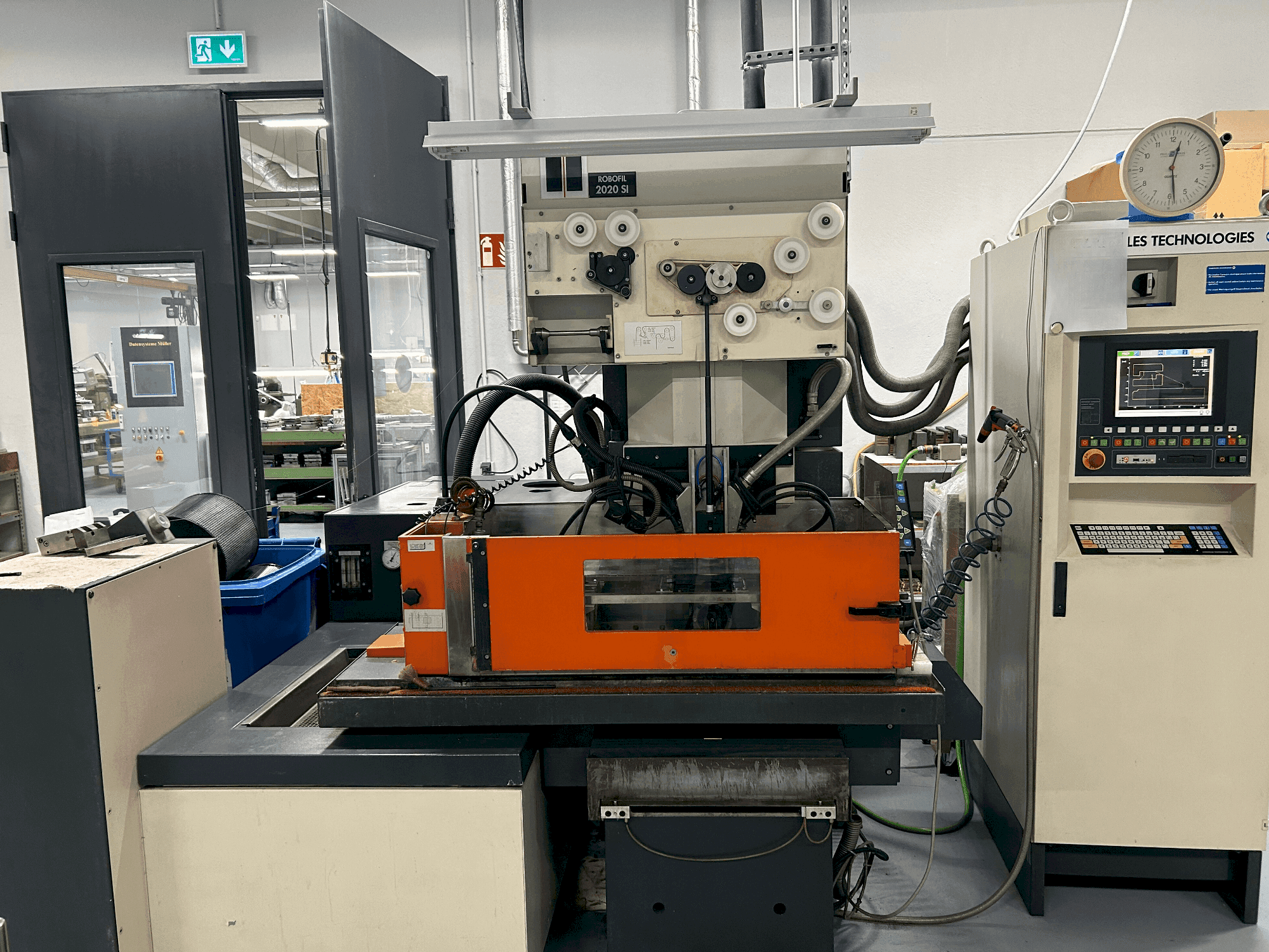 Čelní pohled  na CHARMILLES ROBOFIL 2020 SI  stroj