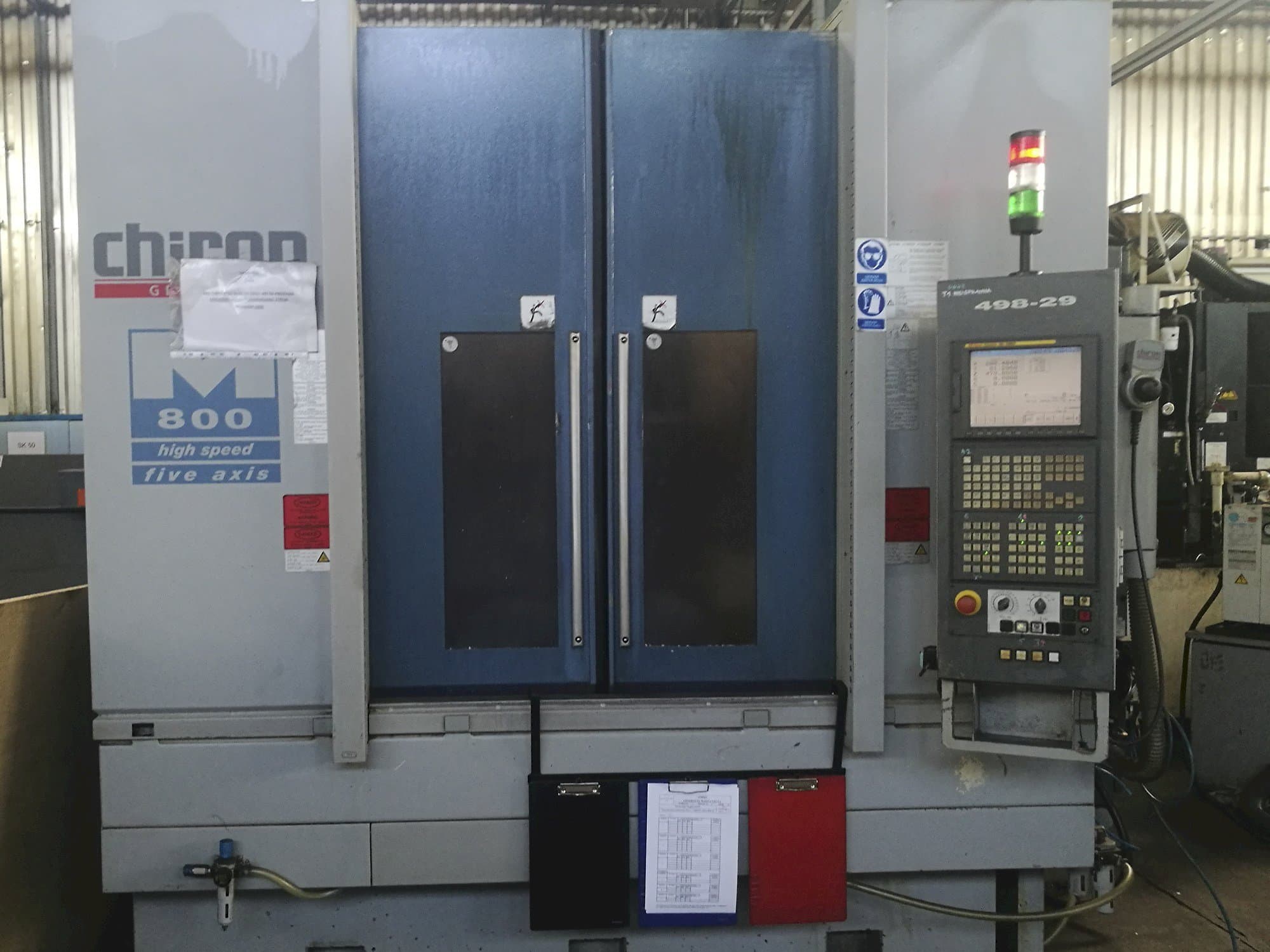 Čelní pohled  na CHIRON MILL 800 stroj