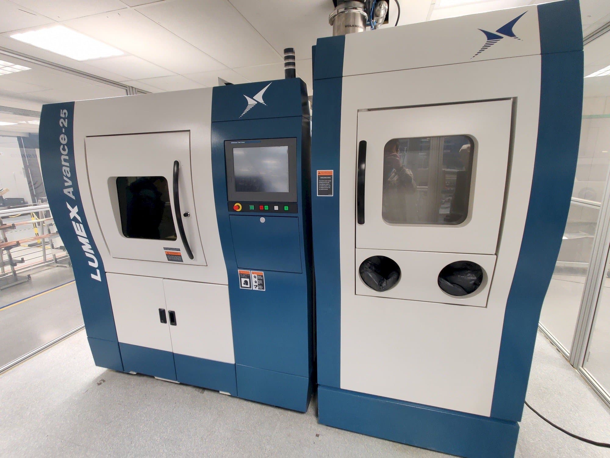 Čelní pohled  na Matsuura Lumex Avance-25  stroj