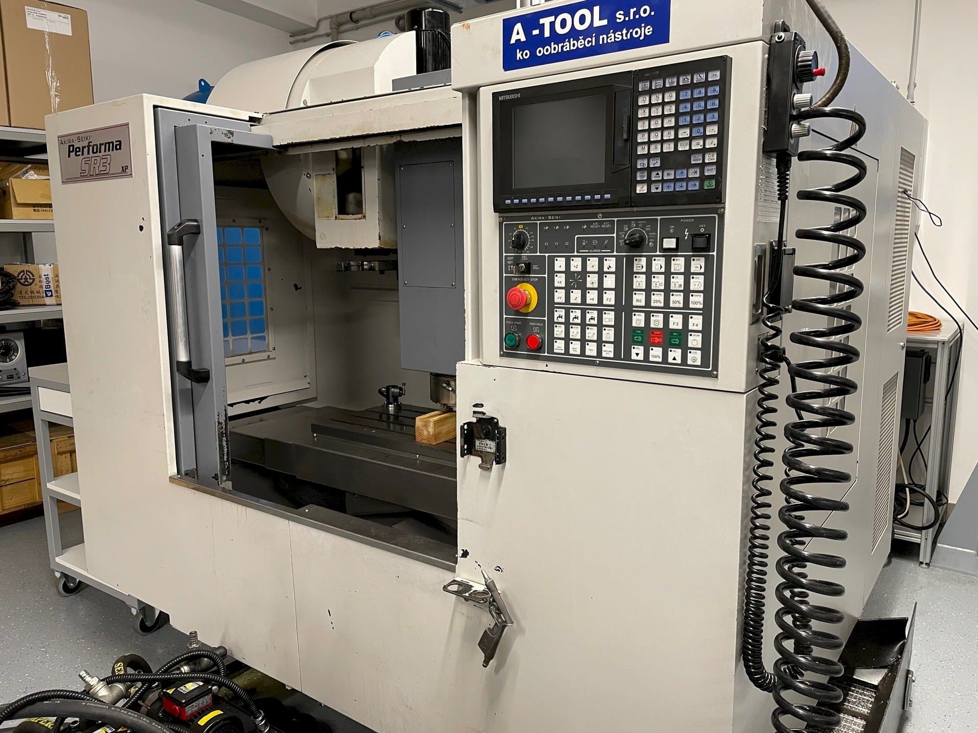 Čelní pohled  na Akira Seiki SR3XP  stroj