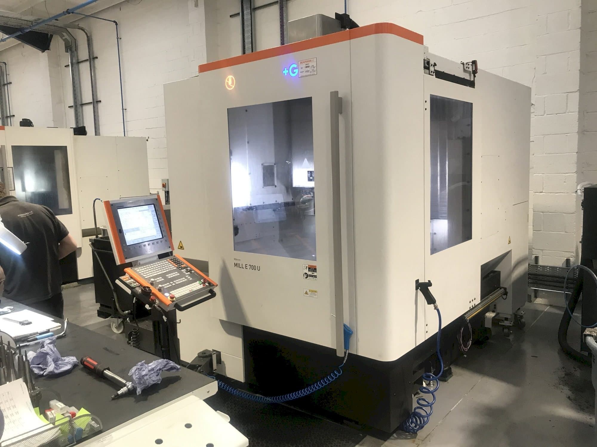 Čelní pohled  na MIKRON Mill E 700 U  stroj