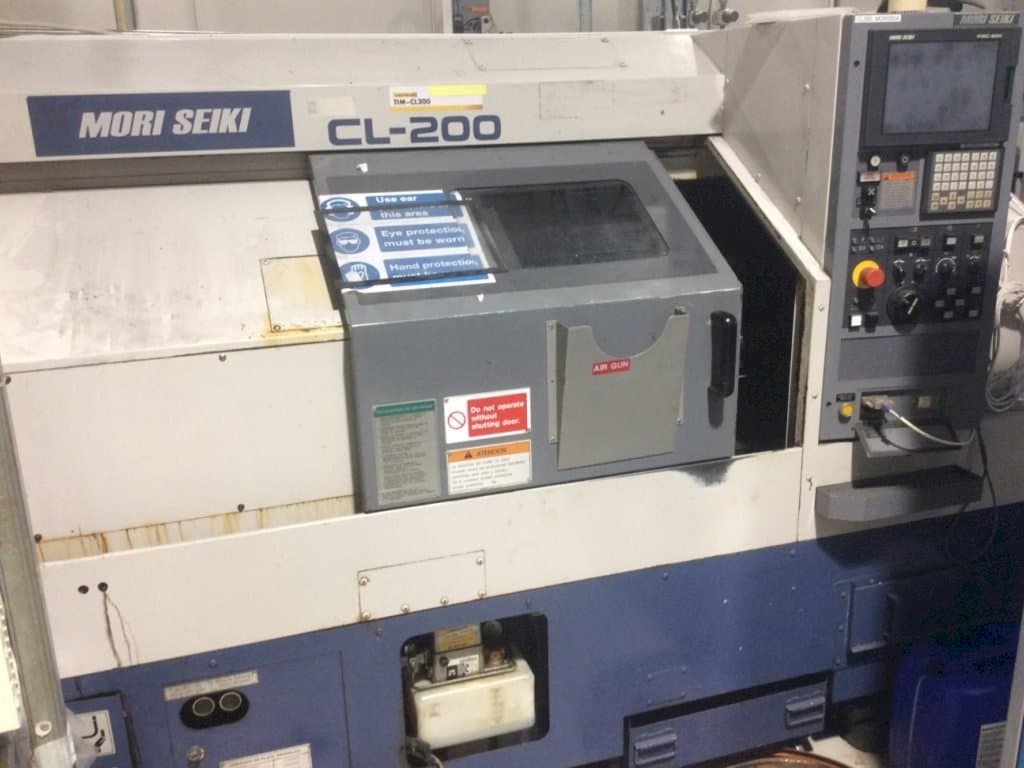 Čelní pohled  na MORI SEIKI CL-200  stroj