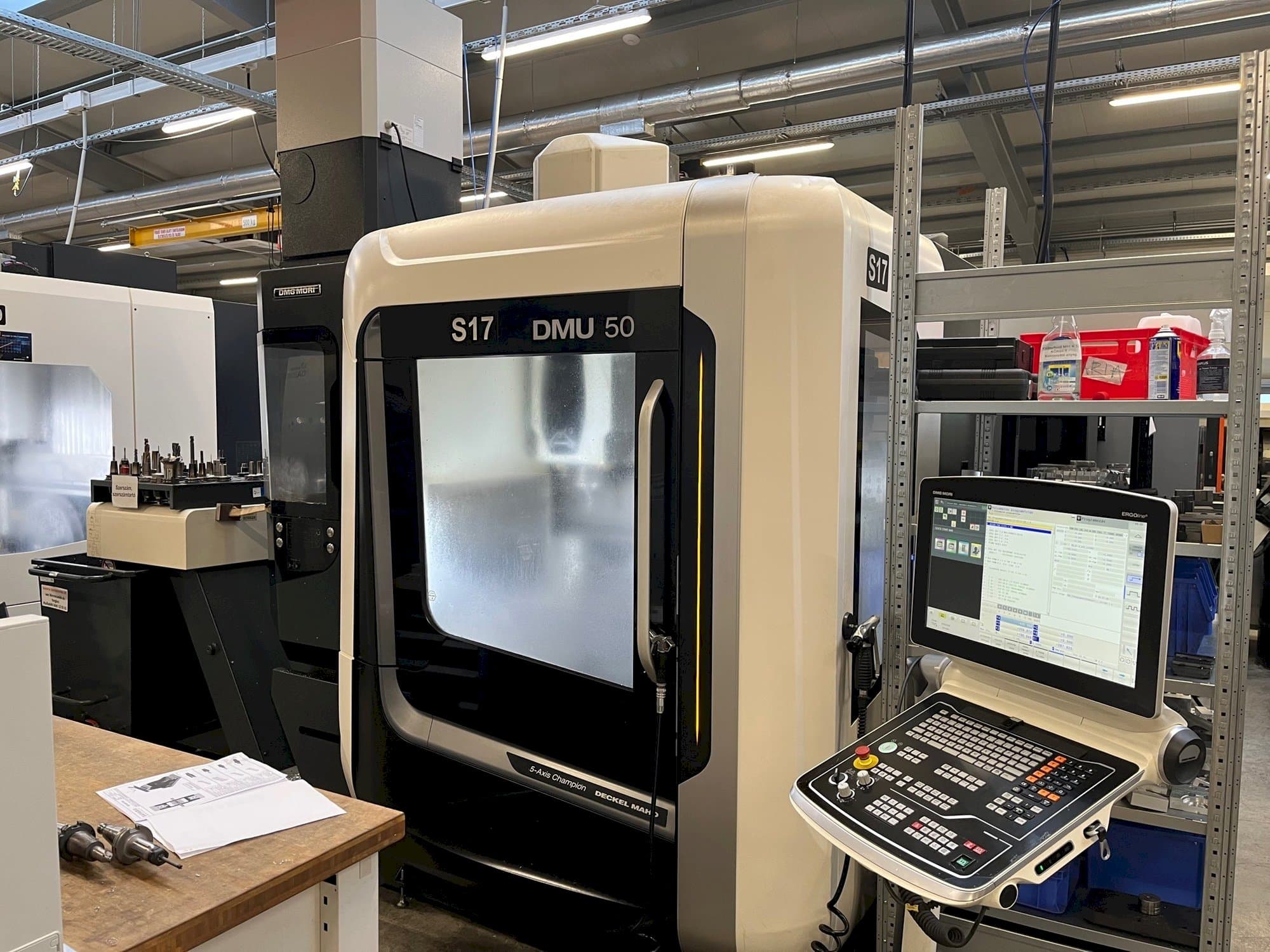 Čelní pohled  na DMG MORI DMU 50  stroj