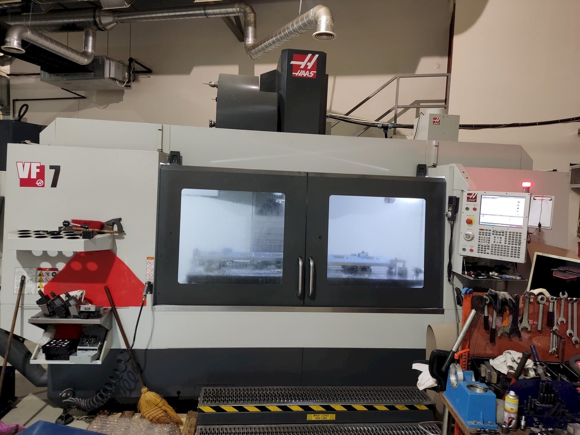 Čelní pohled  na HAAS VF-7  stroj