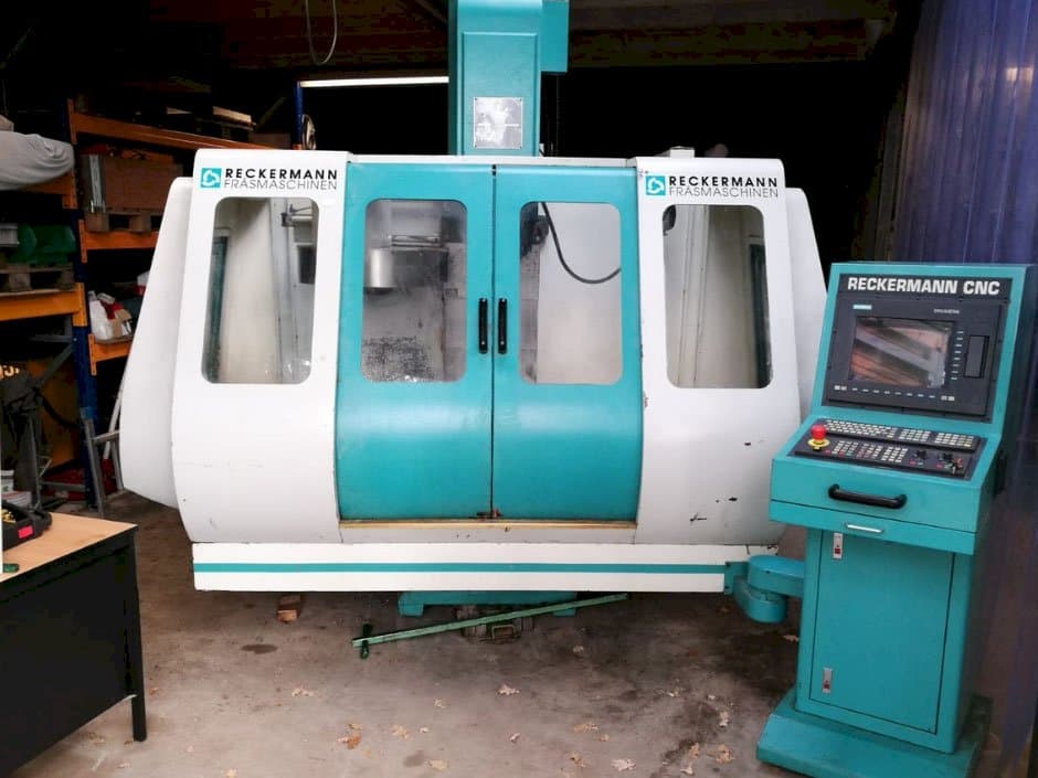 Čelní pohled  na RECKERMANN VMC 850 stroj