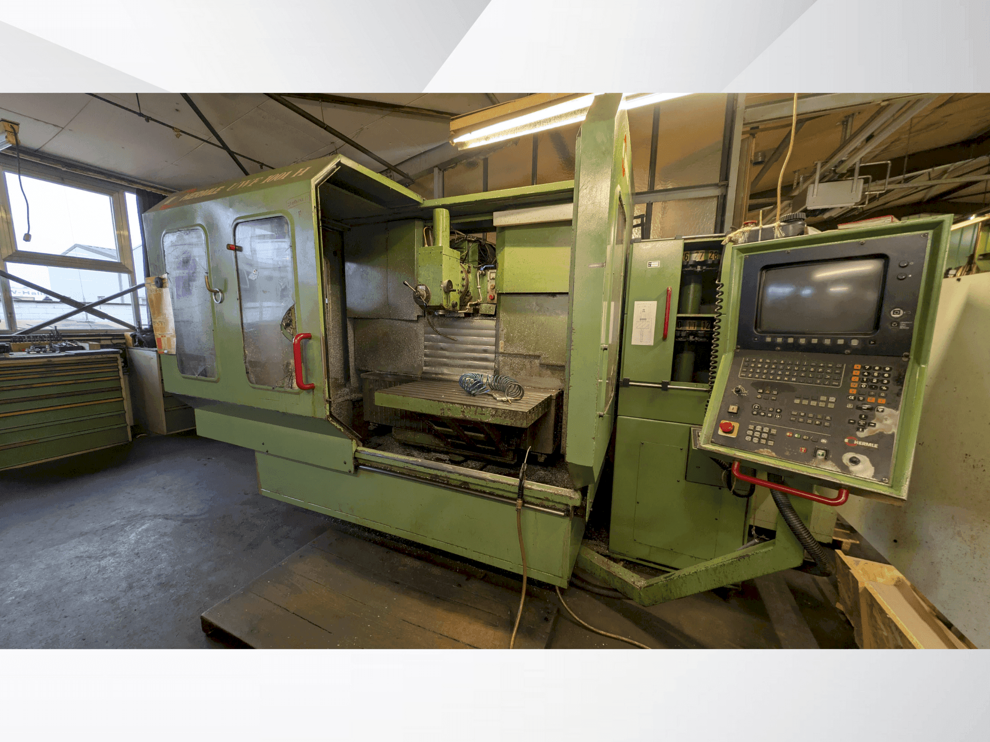 Čelní pohled  na HERMLE 1001  stroj