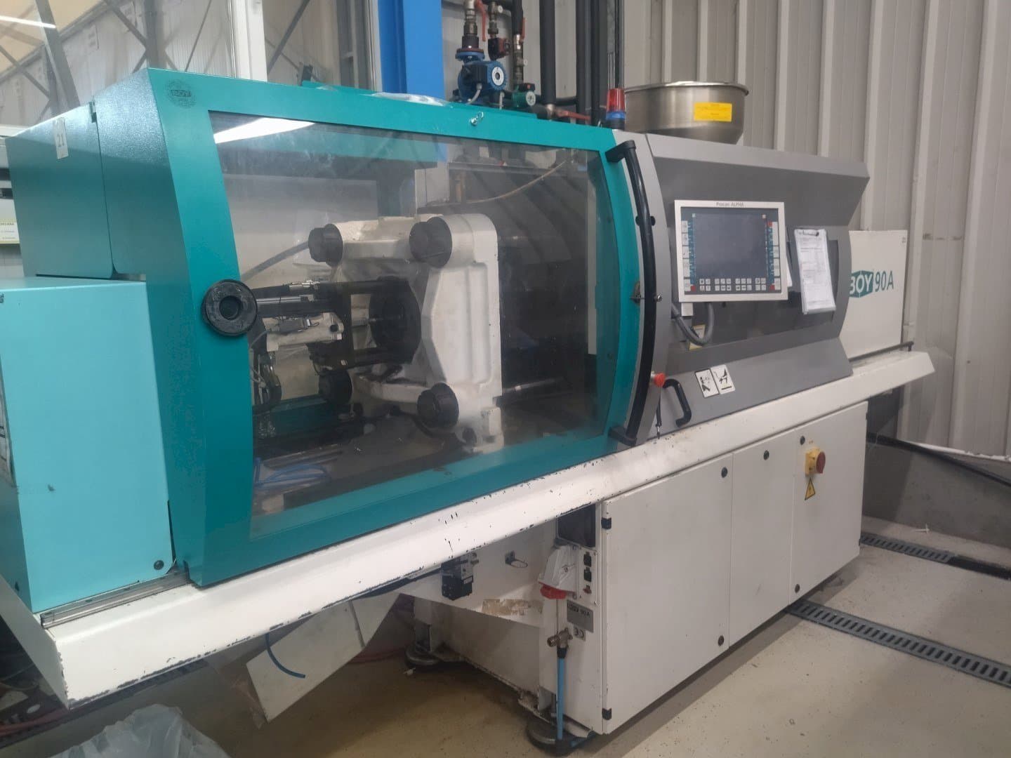 Čelní pohled  na BOY 90A  stroj