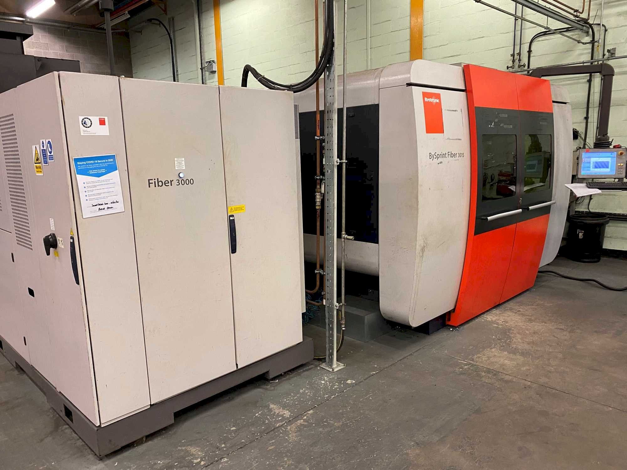 Čelní pohled  na Bystronic BySprint 3015 Fiber  stroj