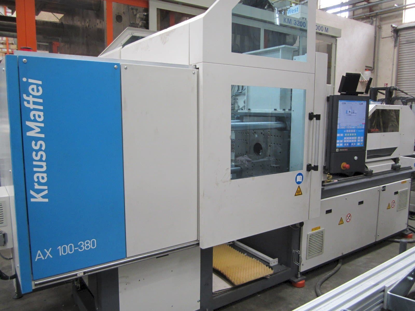 Čelní pohled  na Krauss Maffei 100-380 AX  stroj