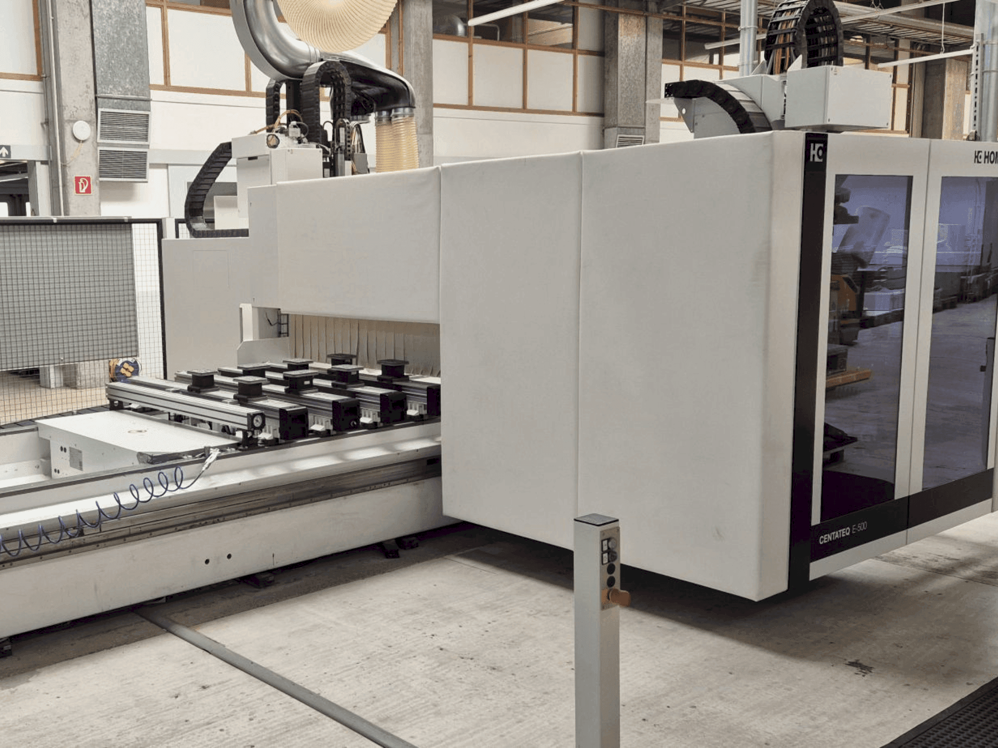 Čelní pohled  na HOMAG CENTATEQ E-500  stroj