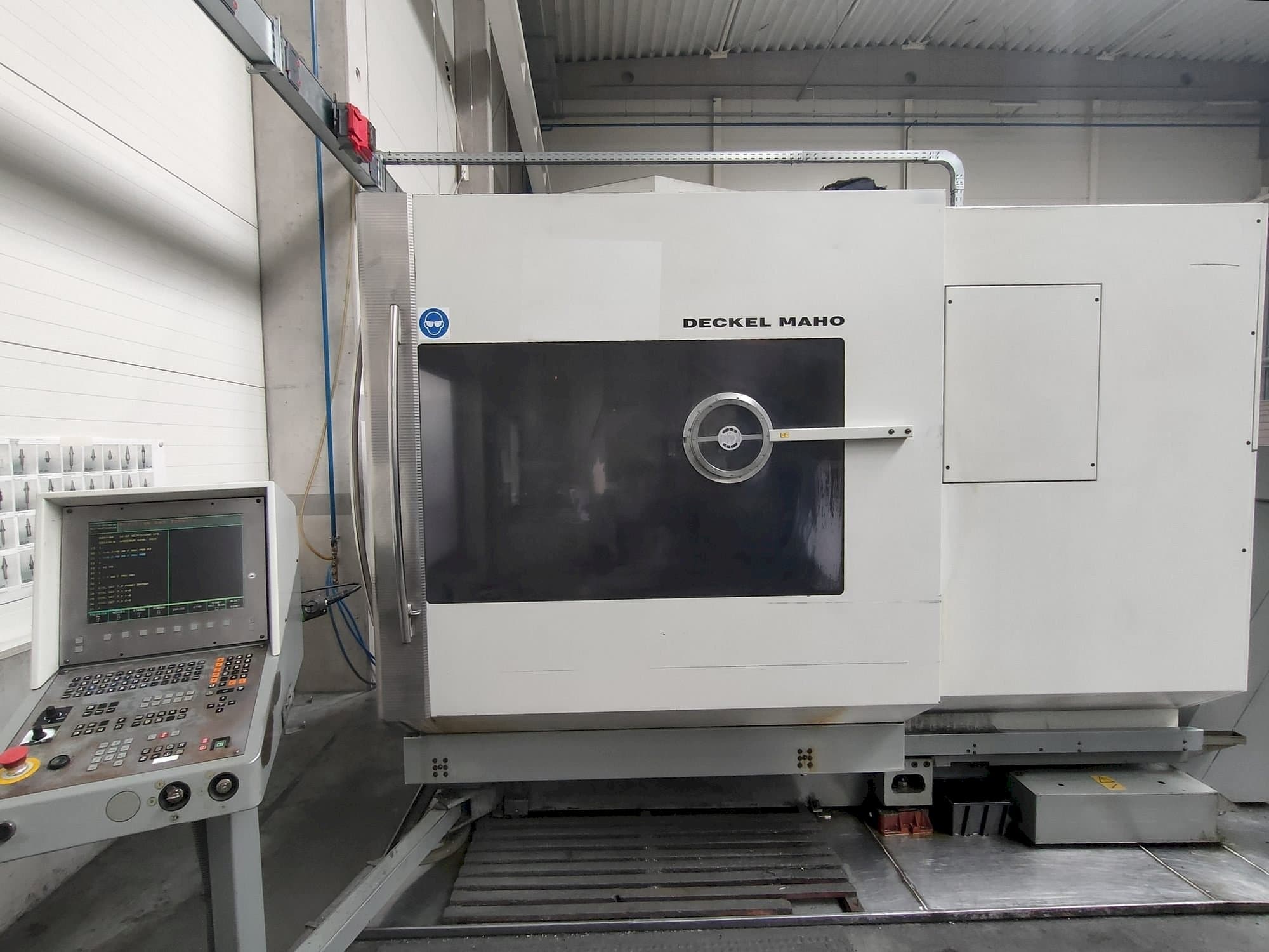 Čelní pohled  na DECKEL MAHO DMU 60P  stroj