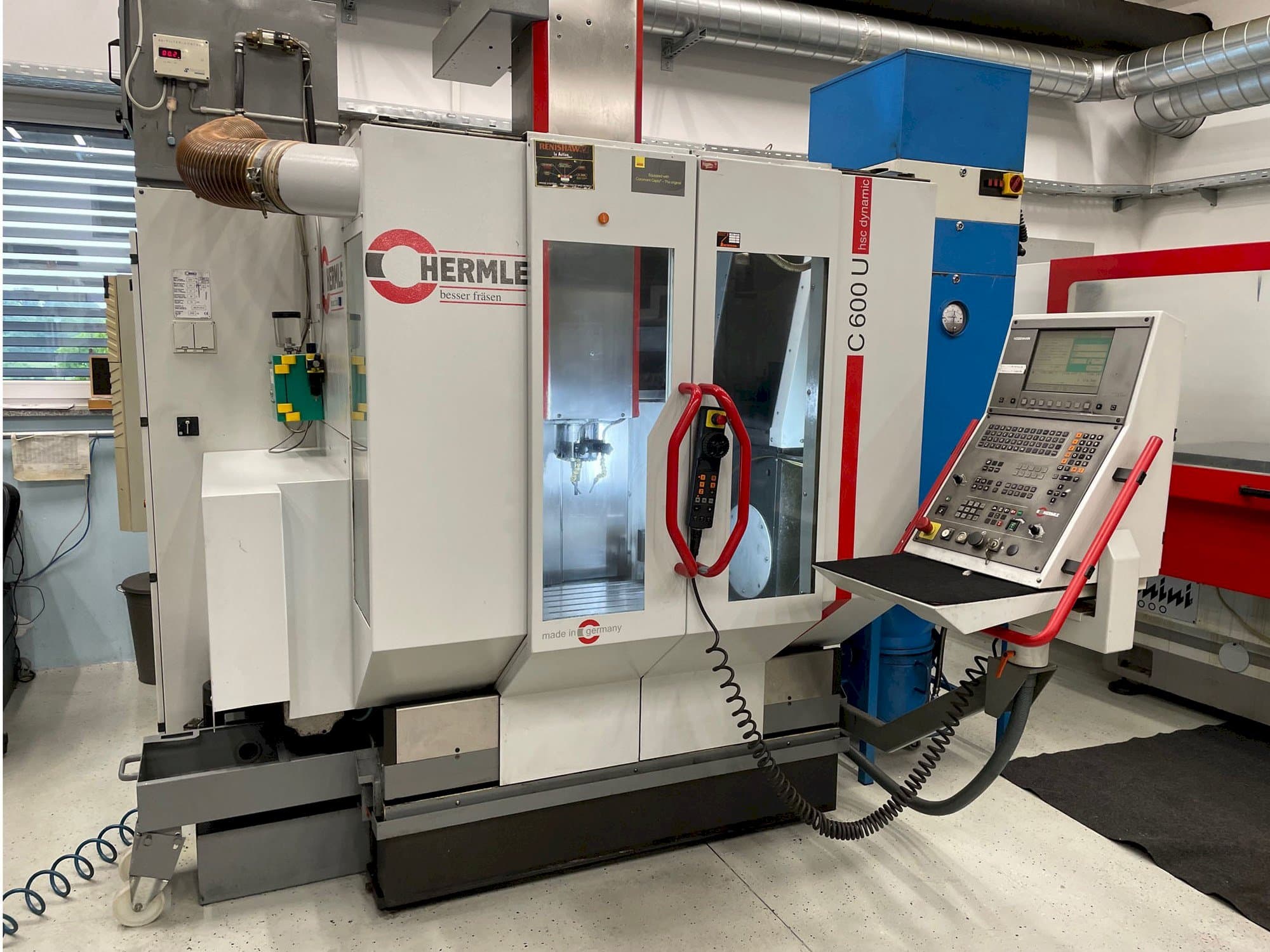 Čelní pohled  na HERMLE C600U  stroj