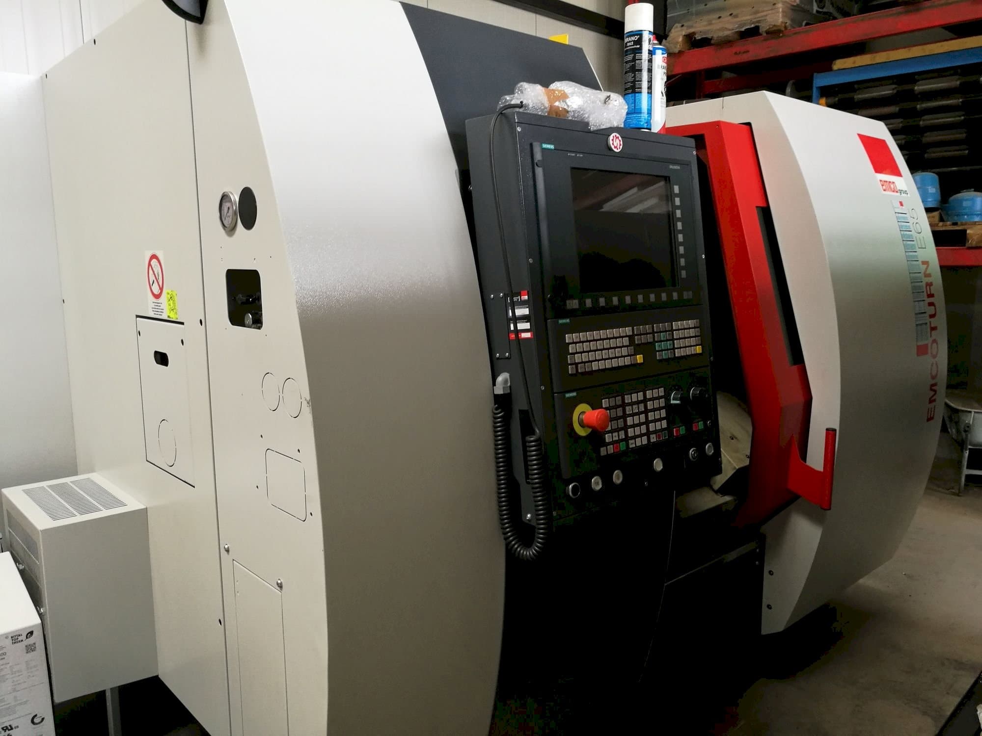 Čelní pohled  na EMCO Emcoturn E65  stroj