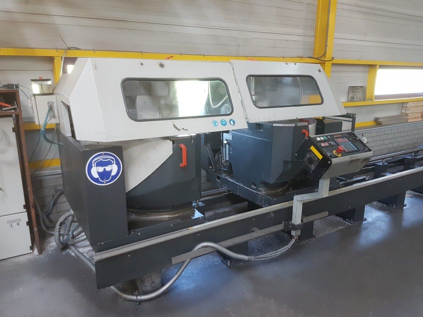 Čelní pohled  na Elumatec DG 244  stroj