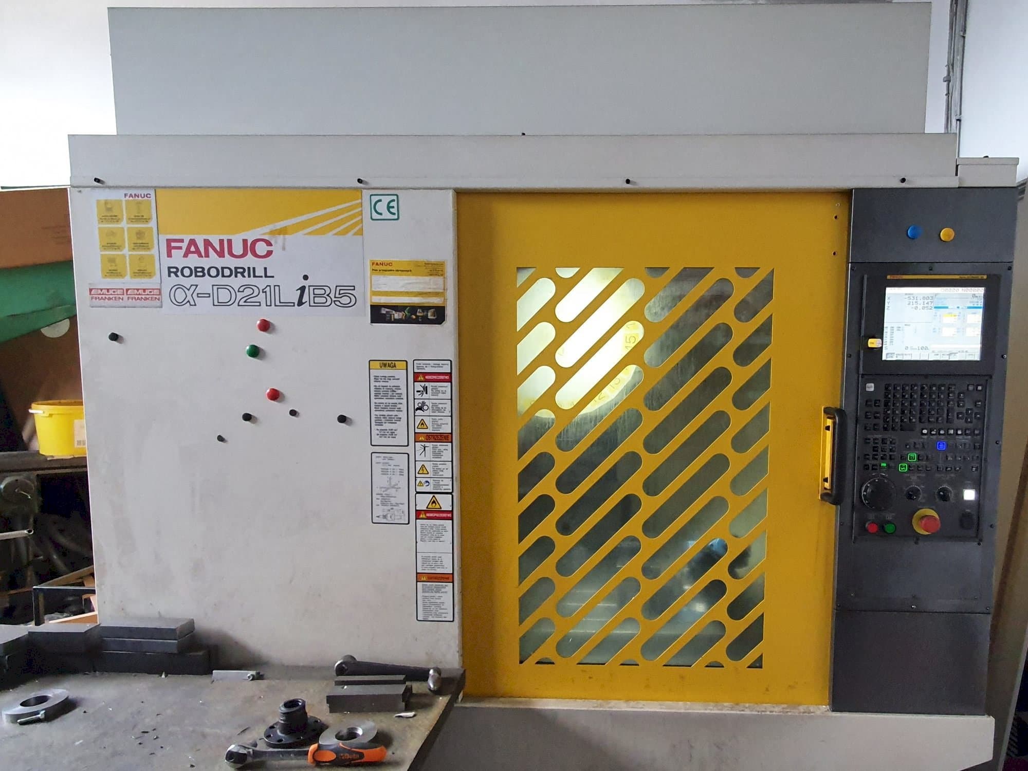 Čelní pohled  na FANUC ROBODRILL Alpha-D21LiB5  stroj