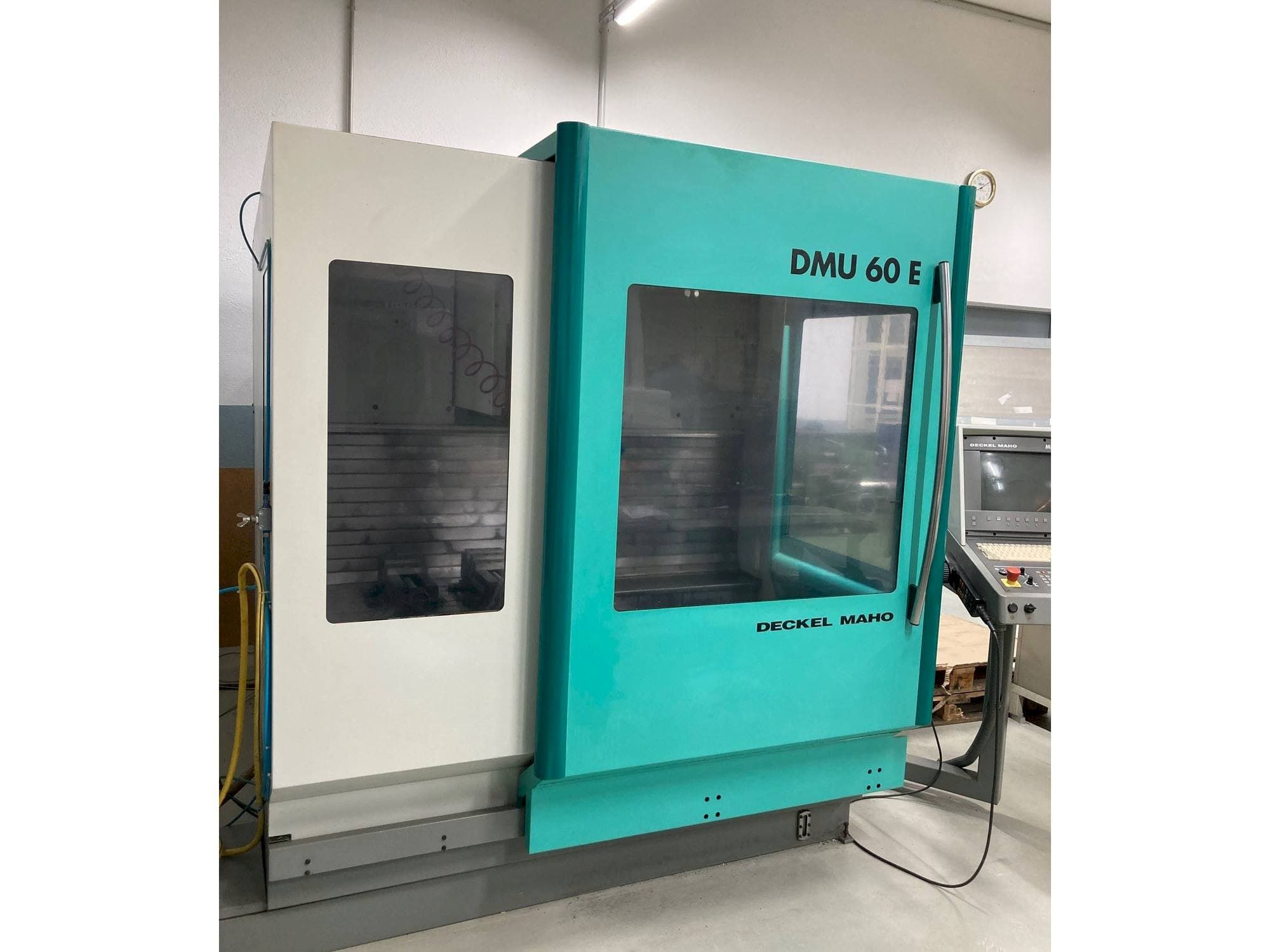 Čelní pohled  na DECKEL MAHO DMU 60 E  stroj