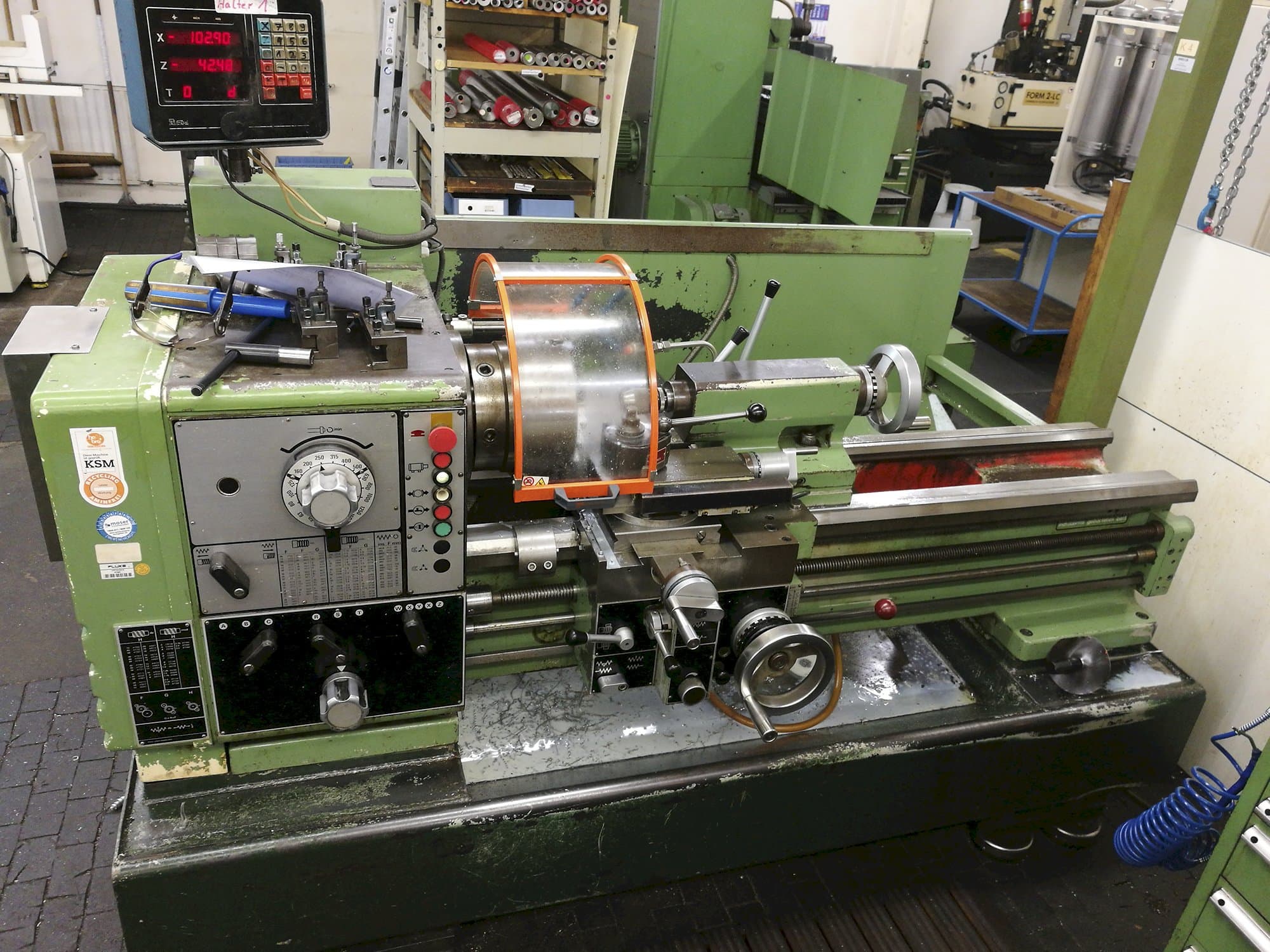 Čelní pohled  na Harrison M400 stroj