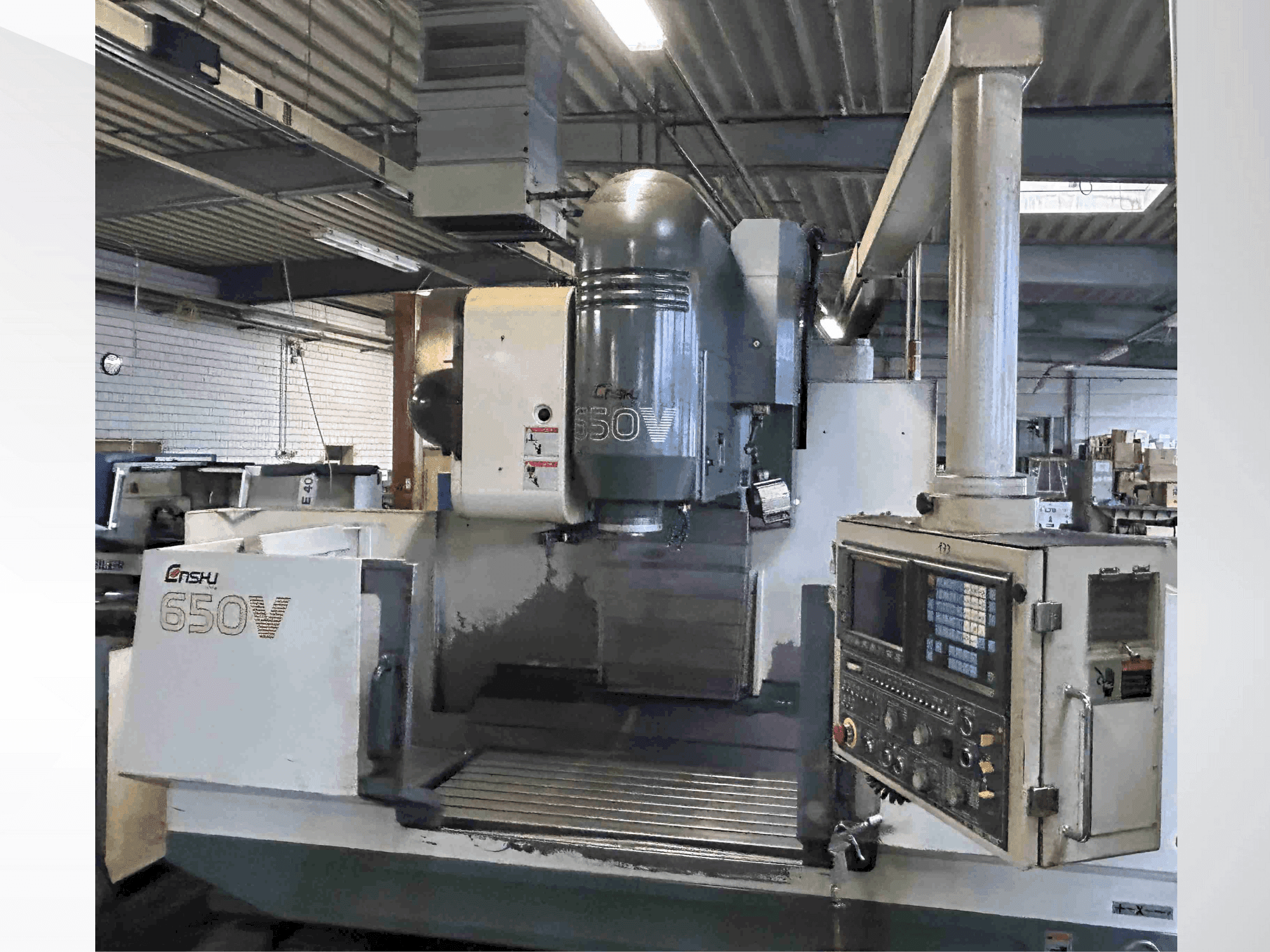 Čelní pohled  na Enshu 650 V  stroj