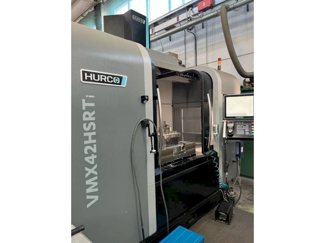 Levý boční pohled  na Hurco VMX42HSRTi  stroj