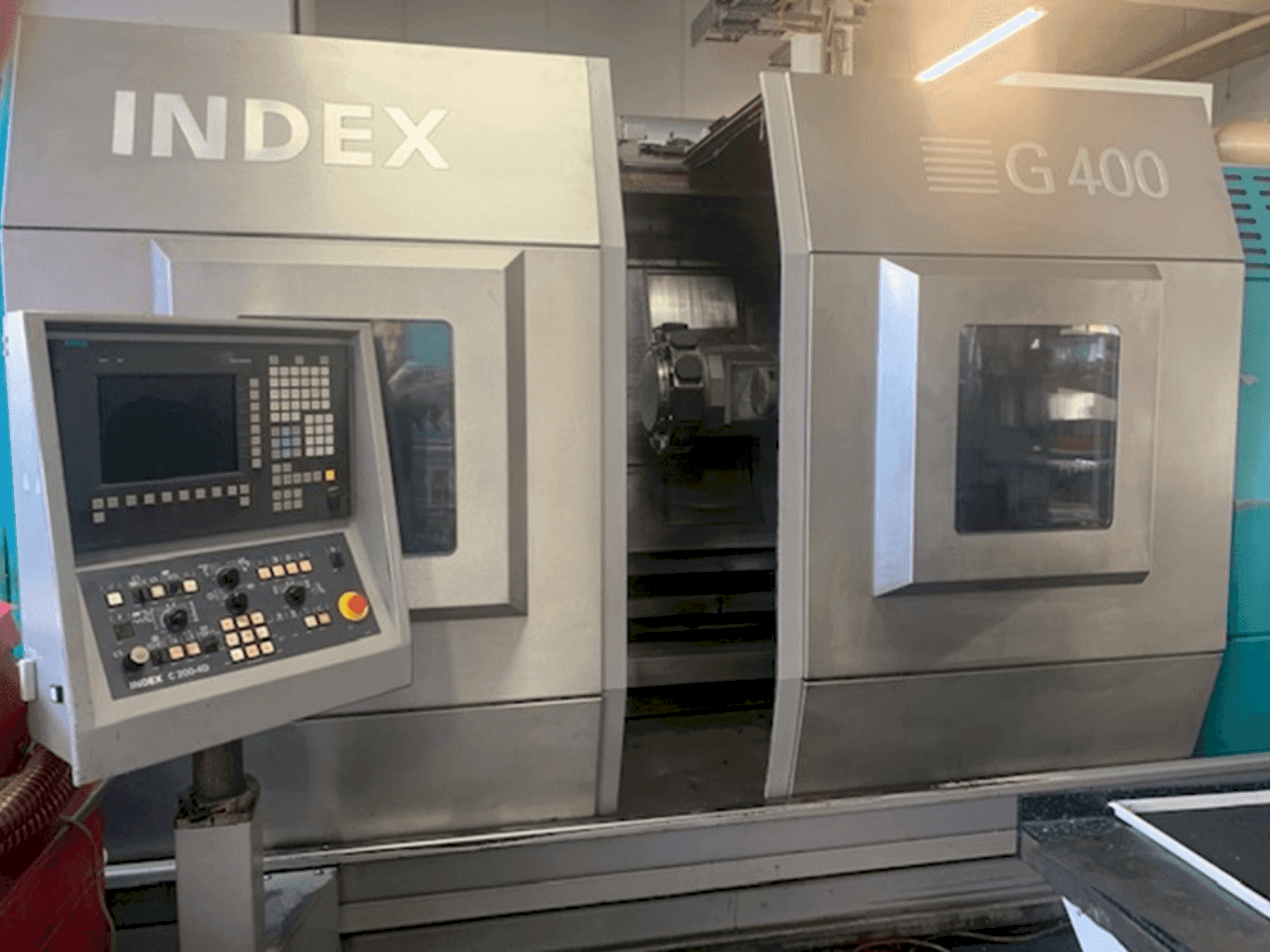 Čelní pohled  na Index G400  stroj
