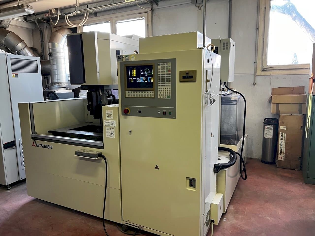 Čelní pohled  na Mitsubishi fx 20  stroj