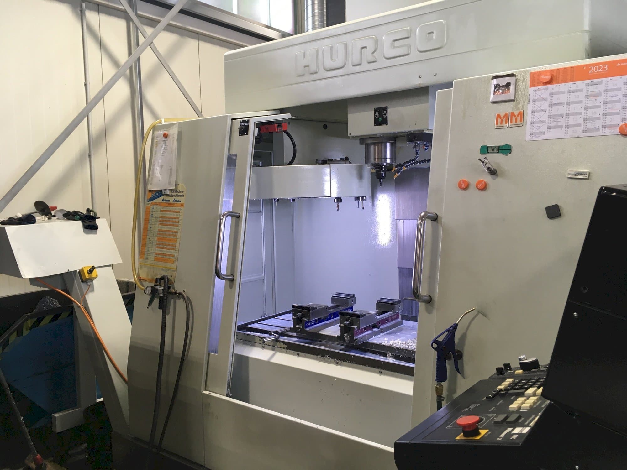 Čelní pohled  na Hurco BAC 30 HTM  stroj