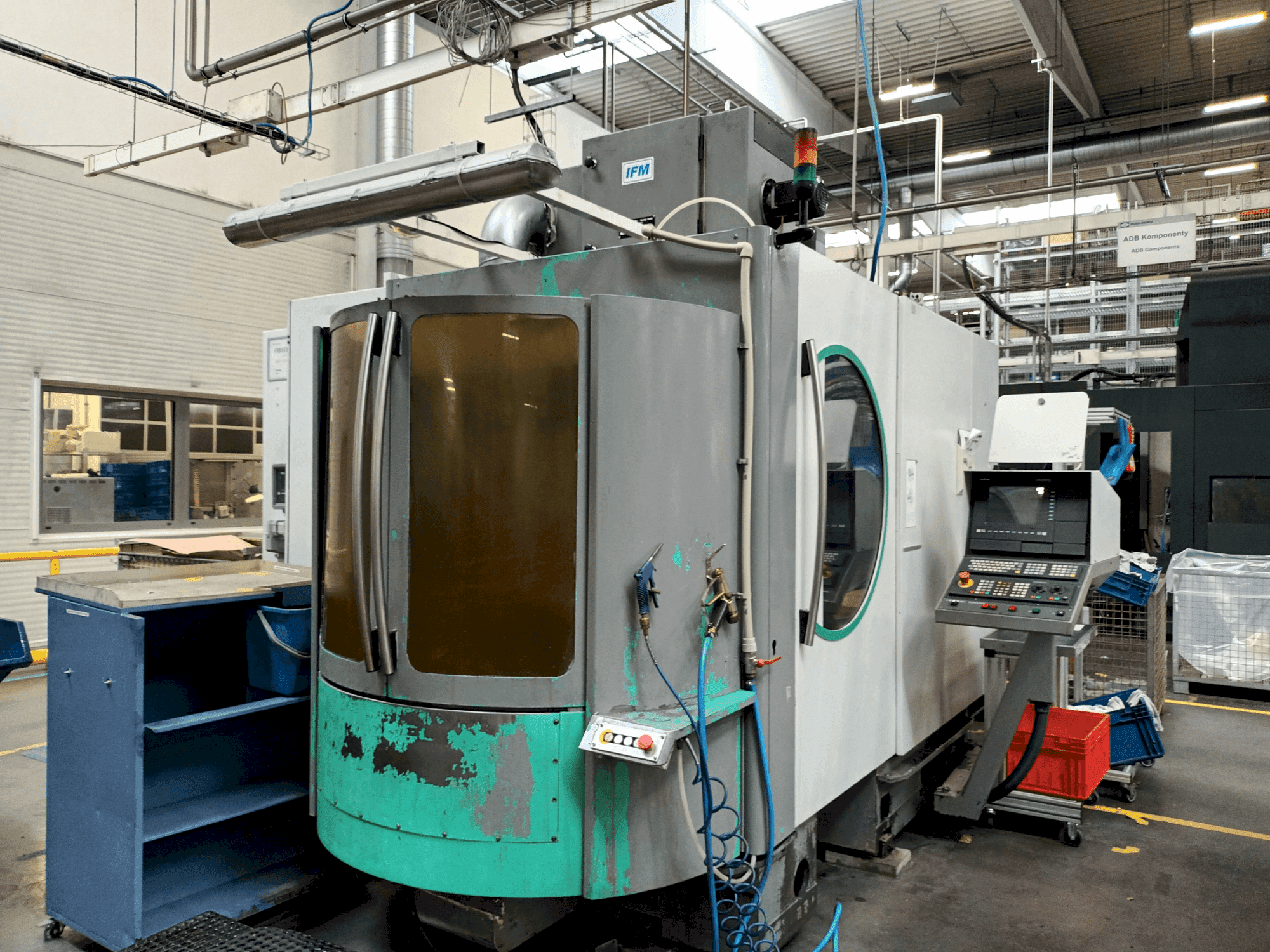 Čelní pohled  na DECKEL MAHO DMC 60H  stroj