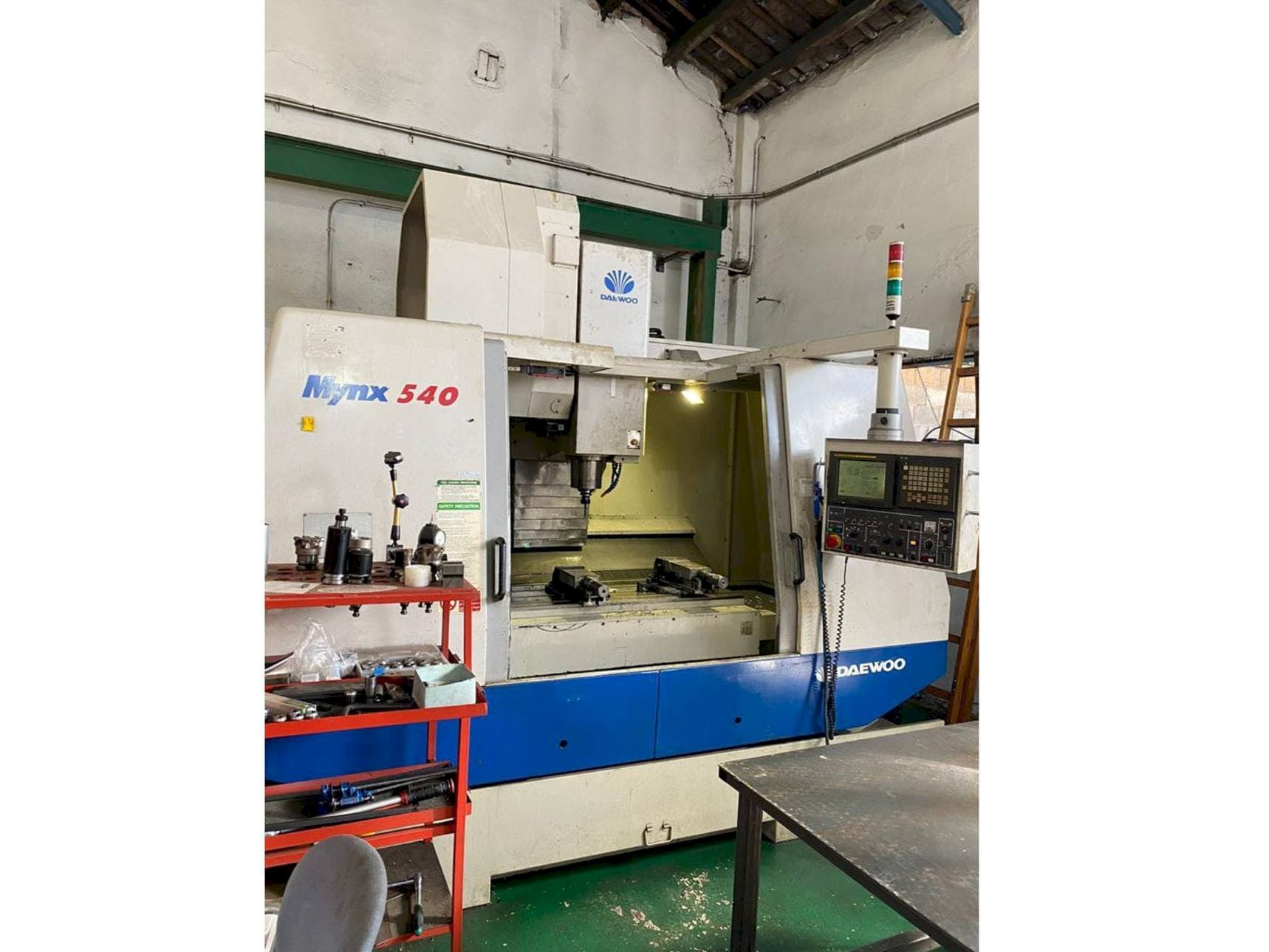 Čelní pohled  na DAEWOO Mynx 540  stroj