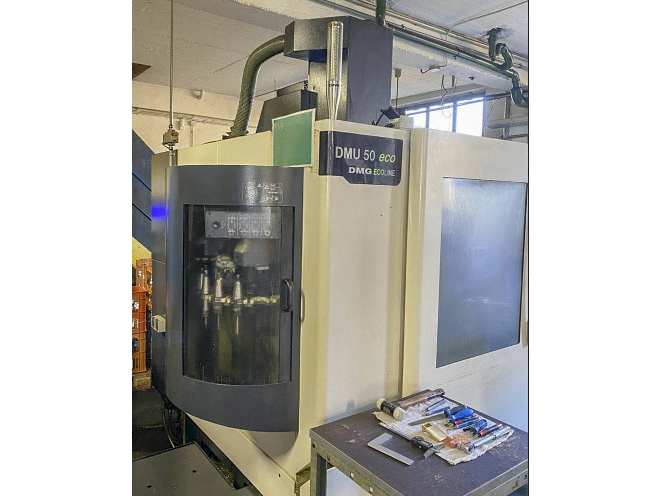 Čelní pohled  na DMG MORI DMU 50 eco  stroj