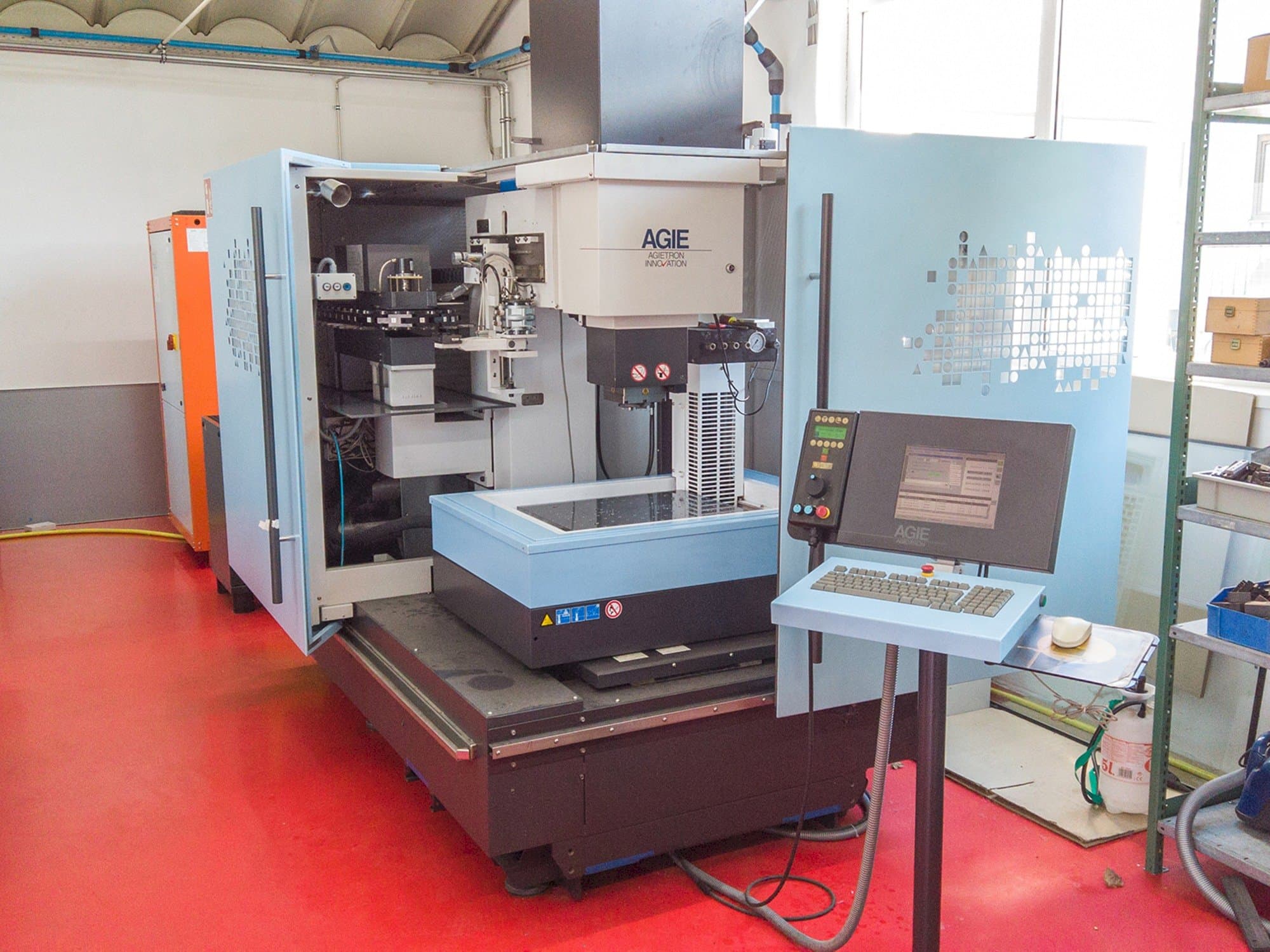 Čelní pohled  na AGIE AGIETRON INNOVATION 2  stroj