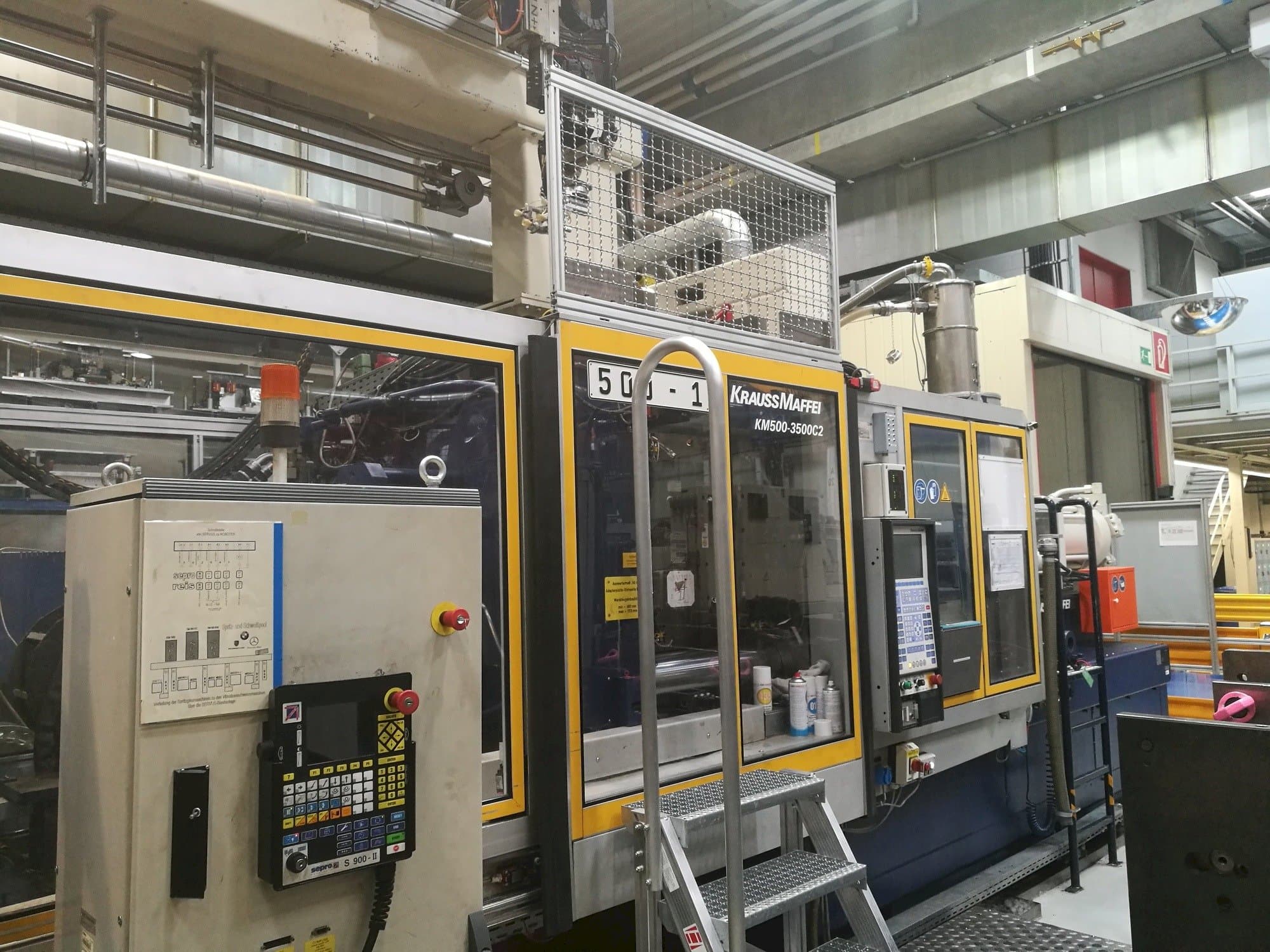 Čelní pohled  na Krauss Maffei 500-3500 C2  stroj