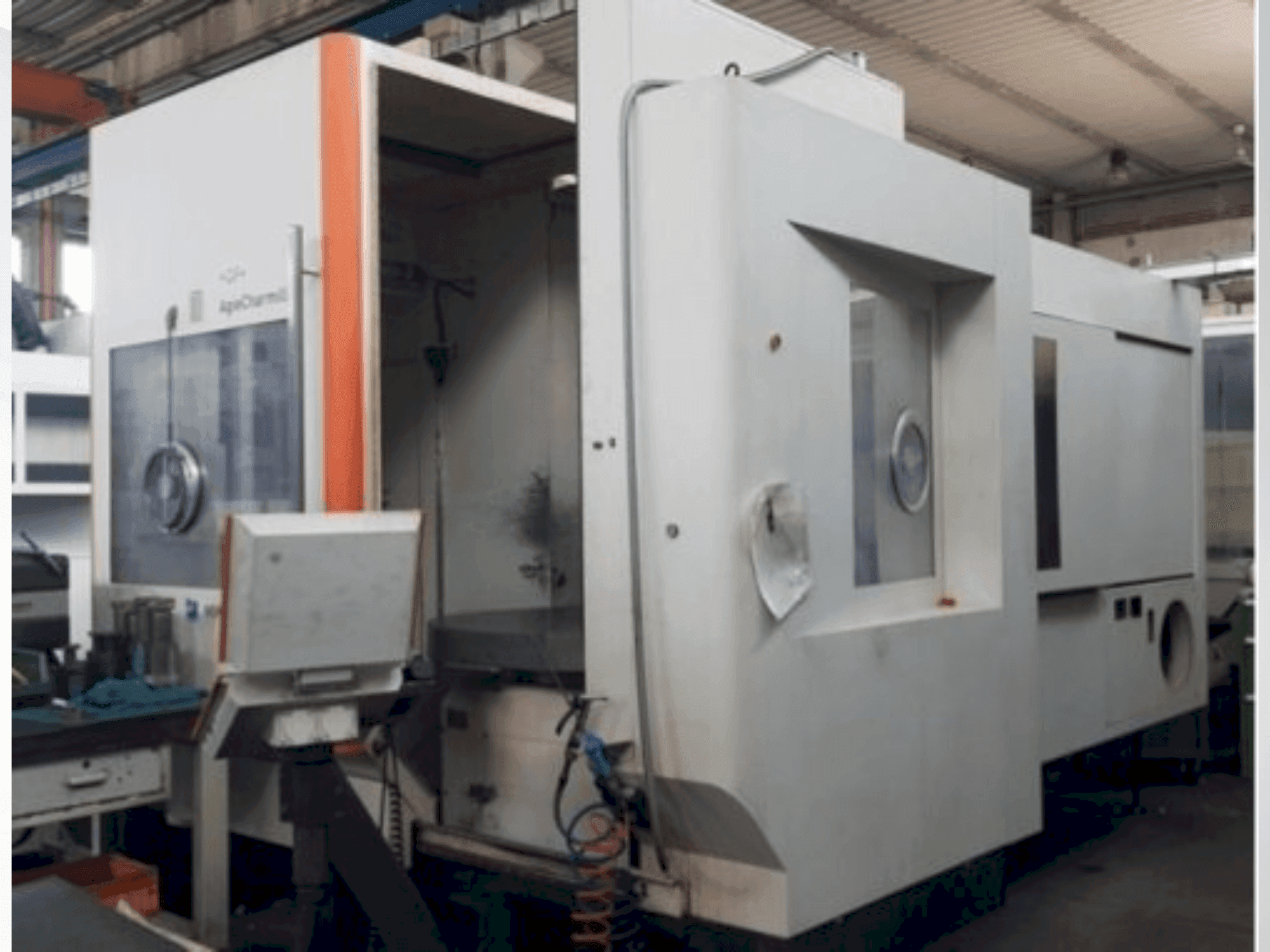 Čelní pohled  na MIKRON HPM 1350U  stroj