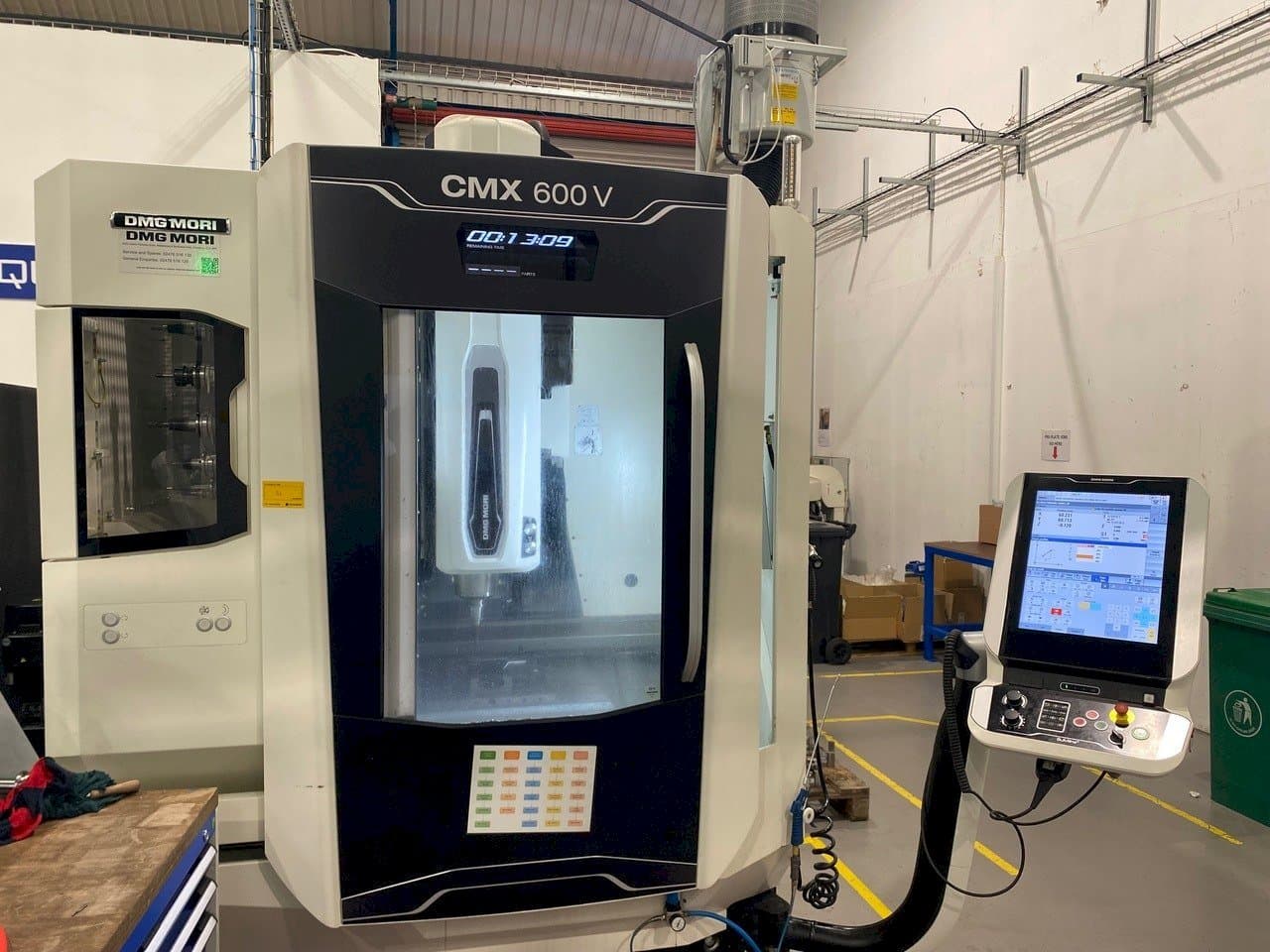 Čelní pohled  na DMG CMX 600 V  stroj