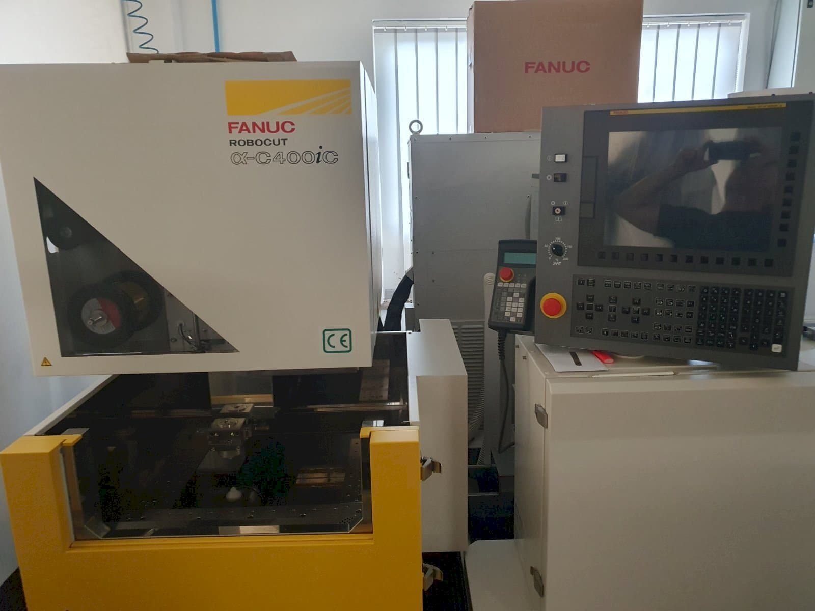 Čelní pohled  na FANUC Robocut C400iC  stroj
