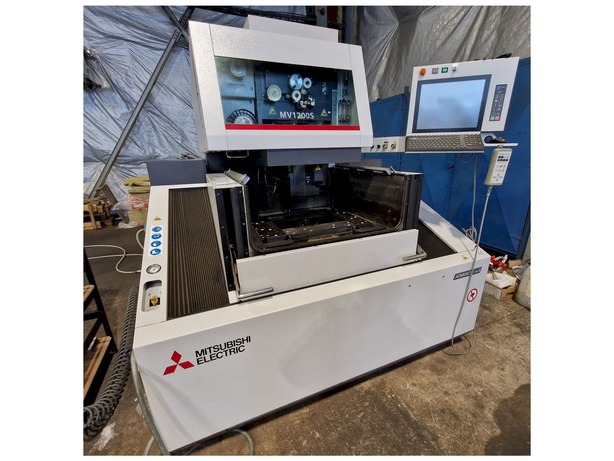 Čelní pohled  na Mitsubishi MV1200S  stroj